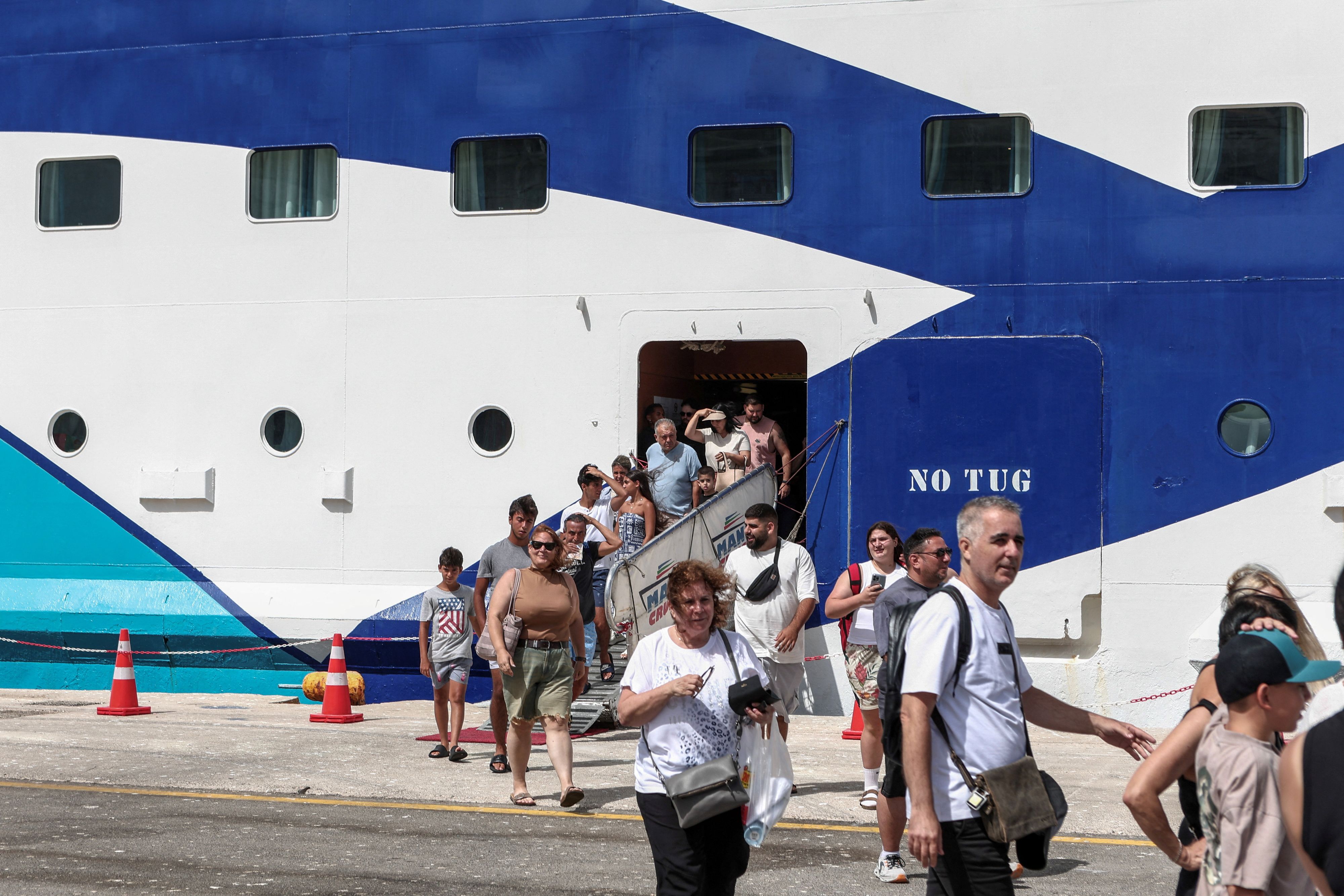Ein Erdbeben löst eine Tsunami-Warnung aus. Kreuzfahrtschiffe fliehen – zurück bleiben schockierte und verängstigte Passagiere.