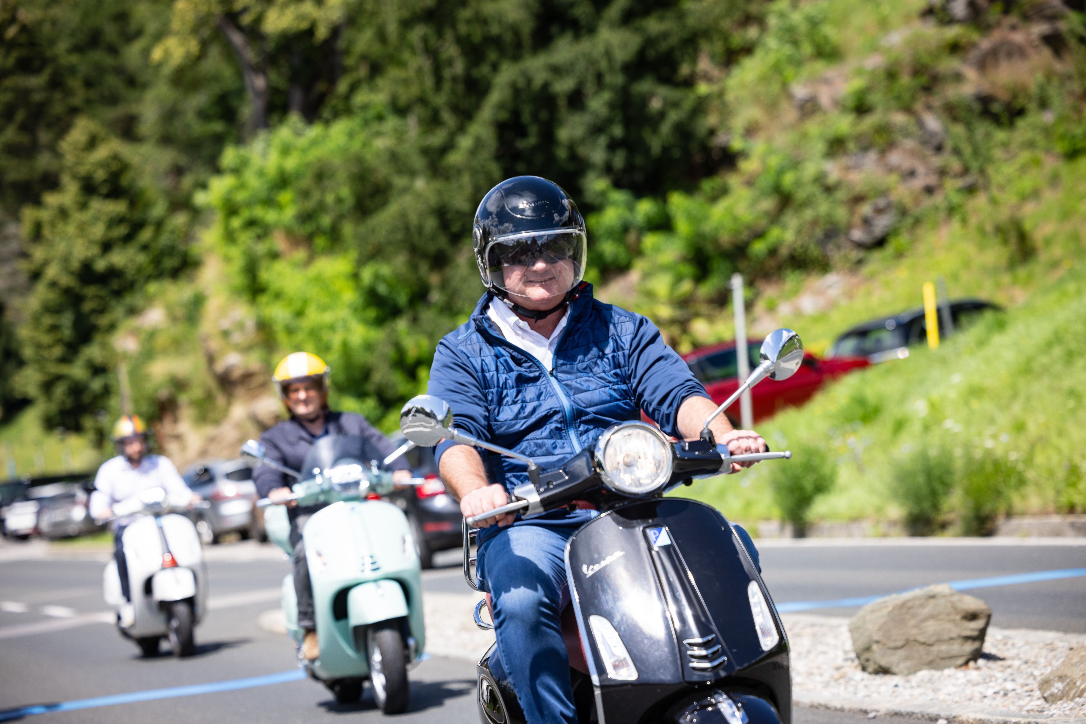 Bundeskanzler Christian Stocker (ÖVP) nutzte seinen Besuch in Kärnten für eine kurze Spritztour mit seiner Vespa.