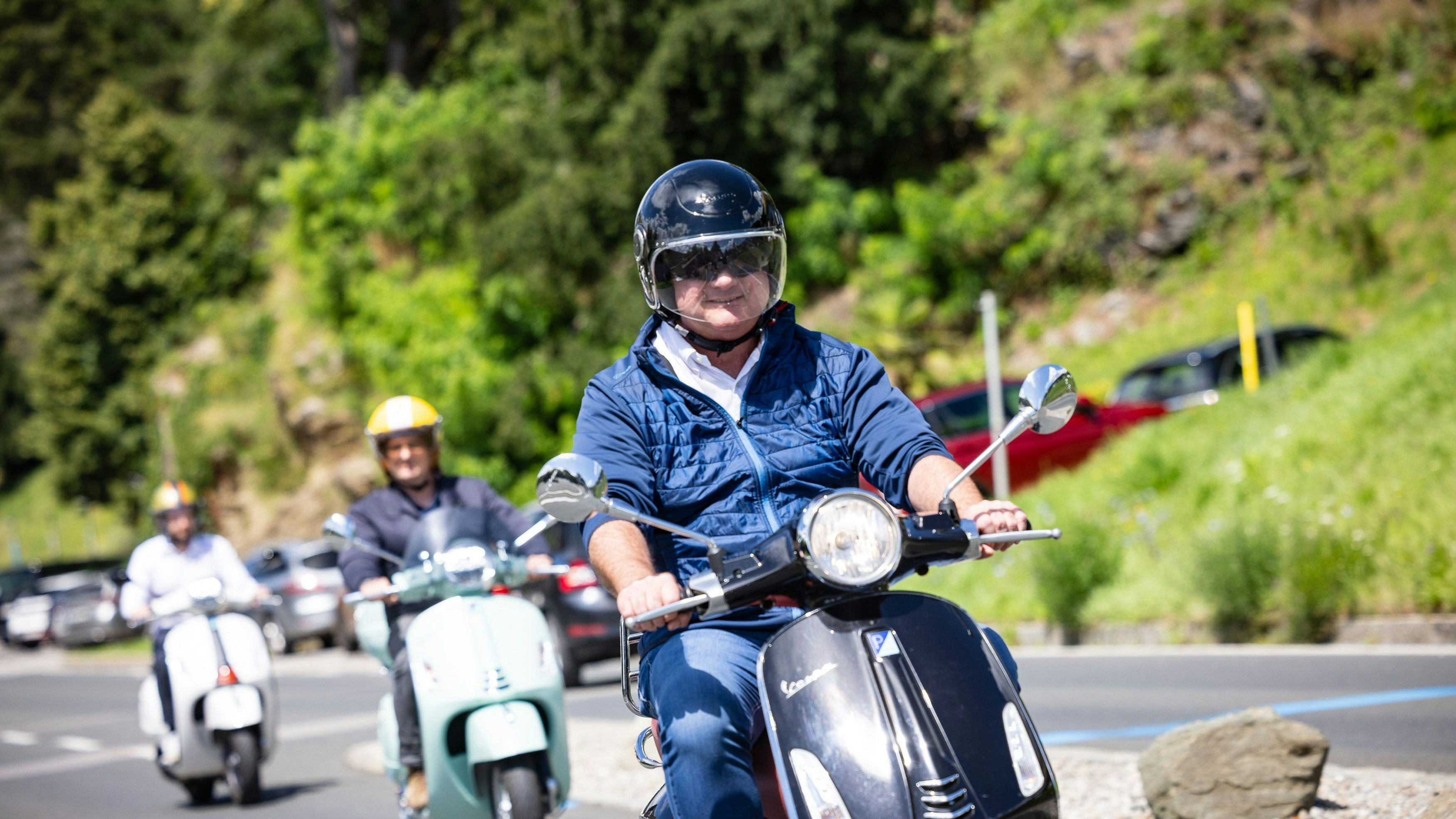 Heute.at - Dienstauto adé – Kanzler düst auf Vespa durch Kärnten