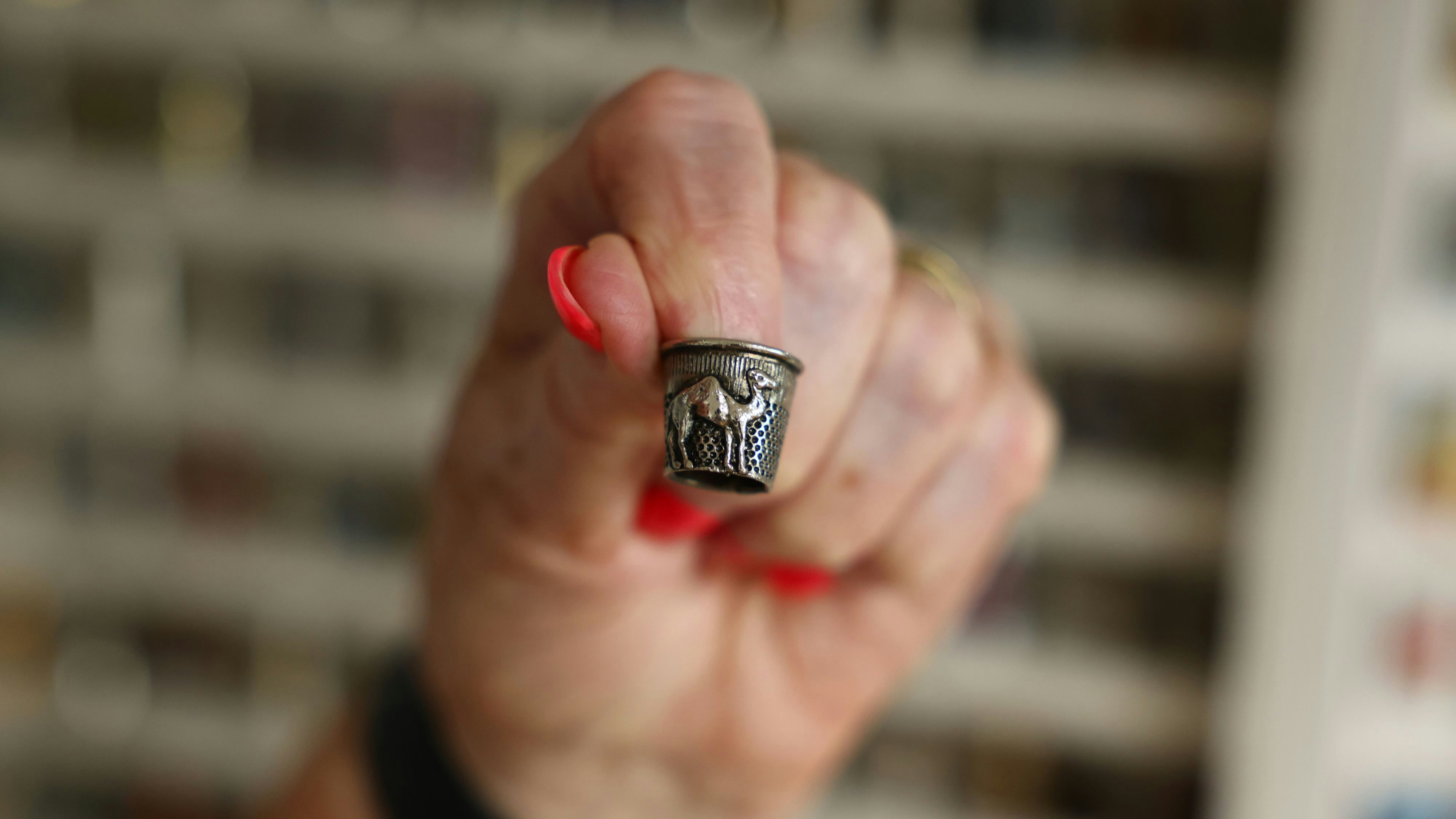 Das war der erste Fingerhut von Frau Mayer aus Tunesien.