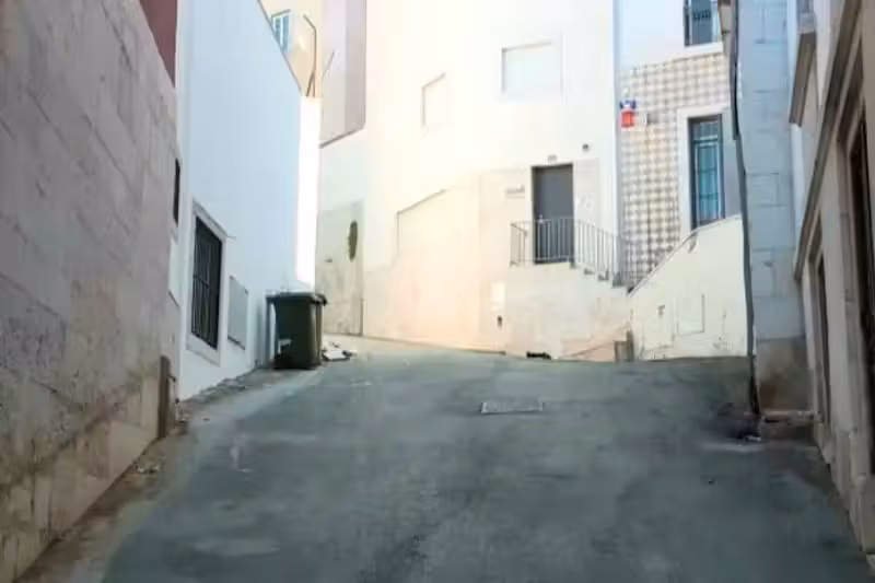 Ein Passant hat am Morgen des 30. Juli 2025 auf dem Patio Salema im Zentrum von Lissabon eine kopflose Leiche entdeckt.