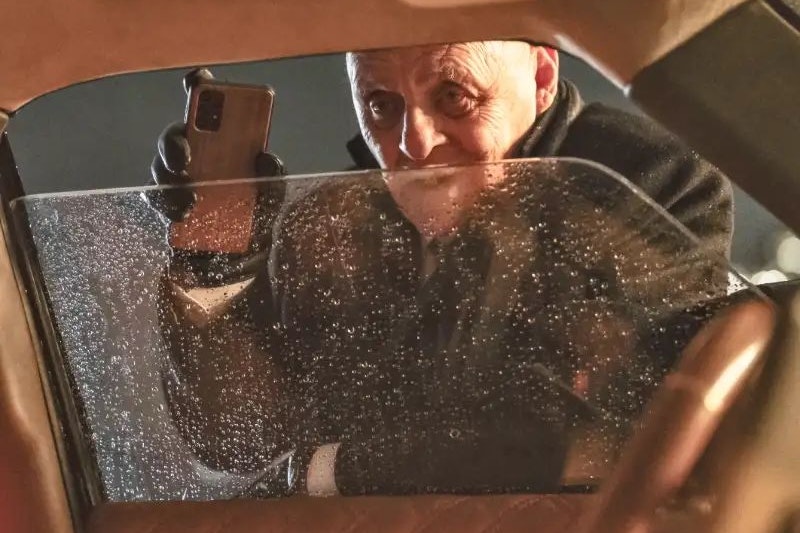 "Hallo, Sie sitzen, glaube ich, in meinem Auto …" – William, der Besitzer des SUV (Anthony Hopkins) stellt sich als sadistischer Psychopath heraus: "Locked" auf DVD und als VoD