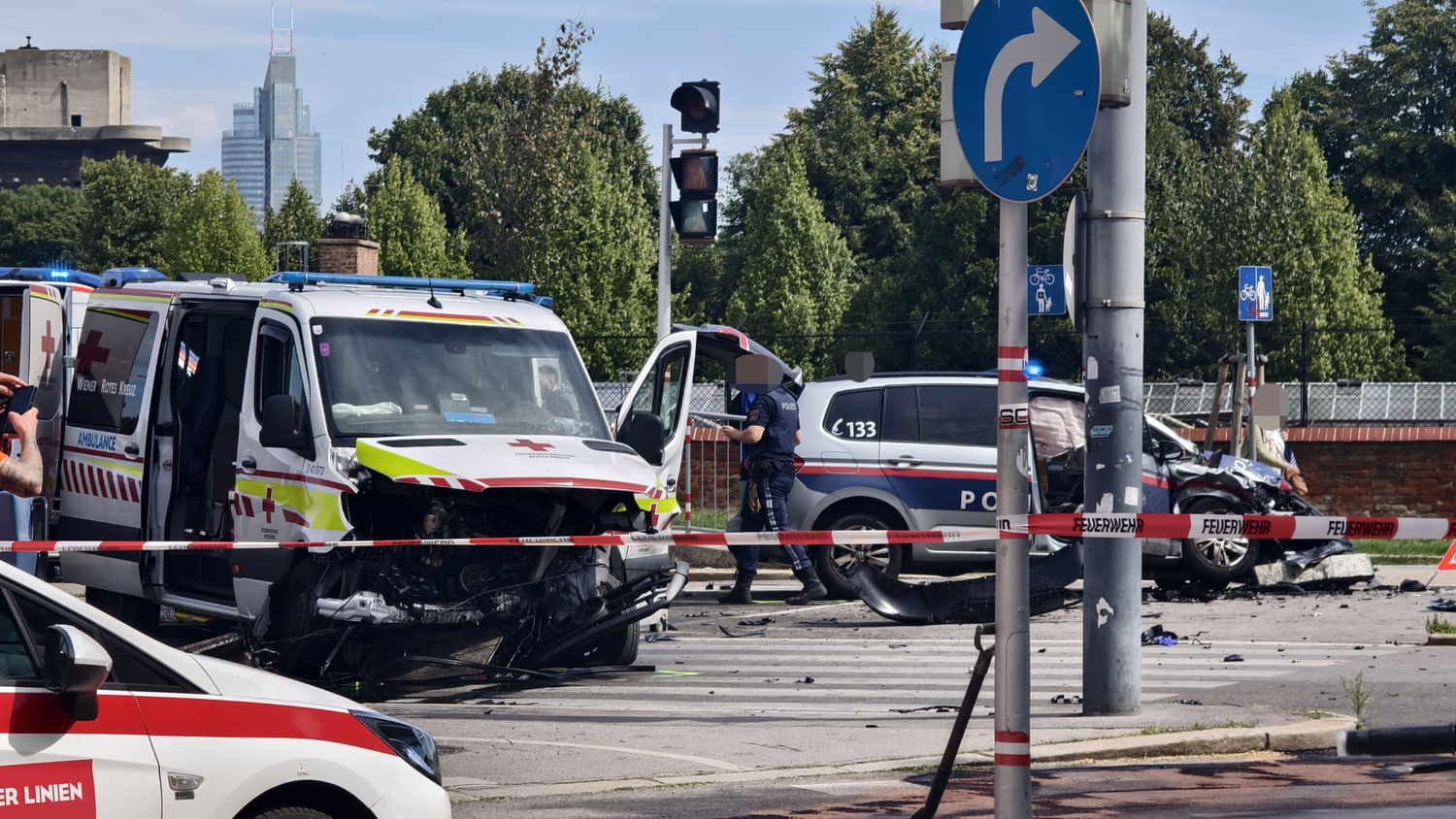 In der Leopoldstadt krachten ein Polizei- und Rettungsauto zusammen
