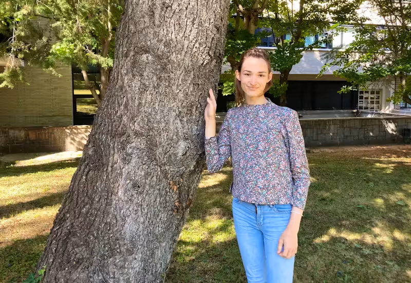 Für Hannah Cairo begann alles mit einer Hausaufgabe: eine vereinfachte Version der Mizohata-Takeuchi-Vermutung. Wer noch Lust hatte, durfte sich an die originale Fassung wagen – ein mathematisches Problem, das seit den 1980er-Jahren als ungelöst, aber wohl korrekt galt.