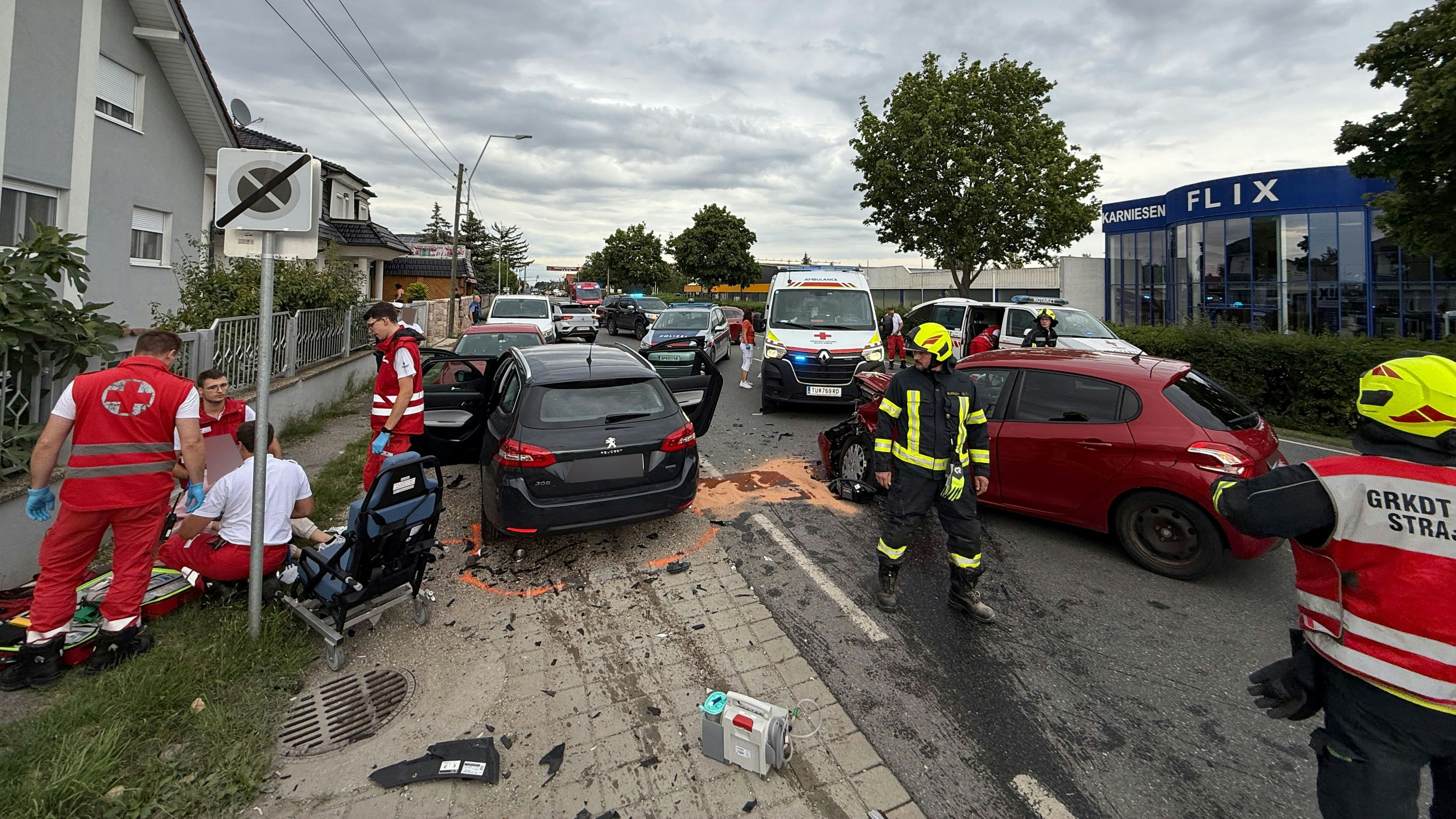 Heute.at - Crash in Strasshof – fünf Opfer landeten im Spital