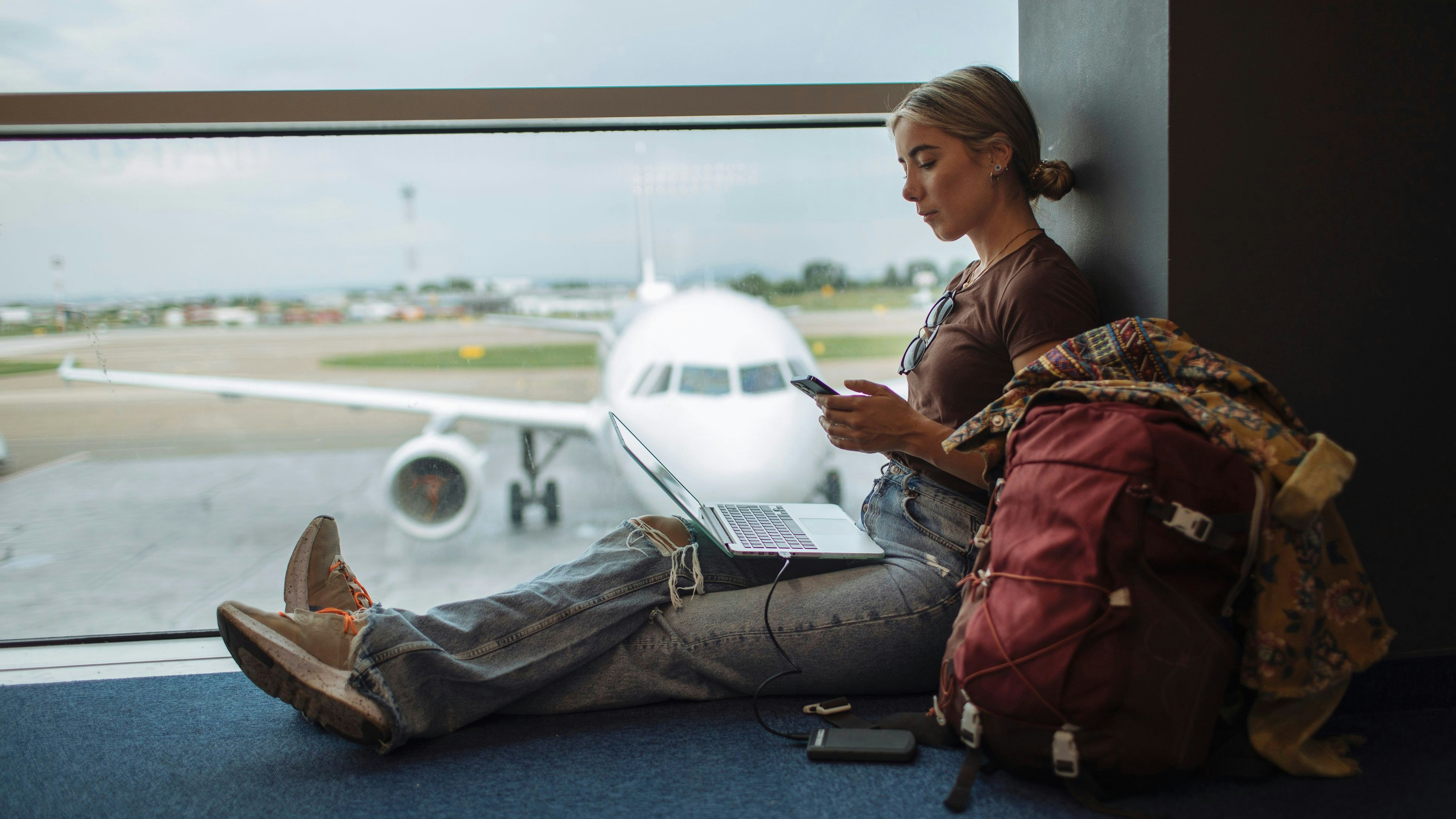 65 Prozent der befragten Arbeitnehmer geben an, im Urlaub zu arbeiten. 