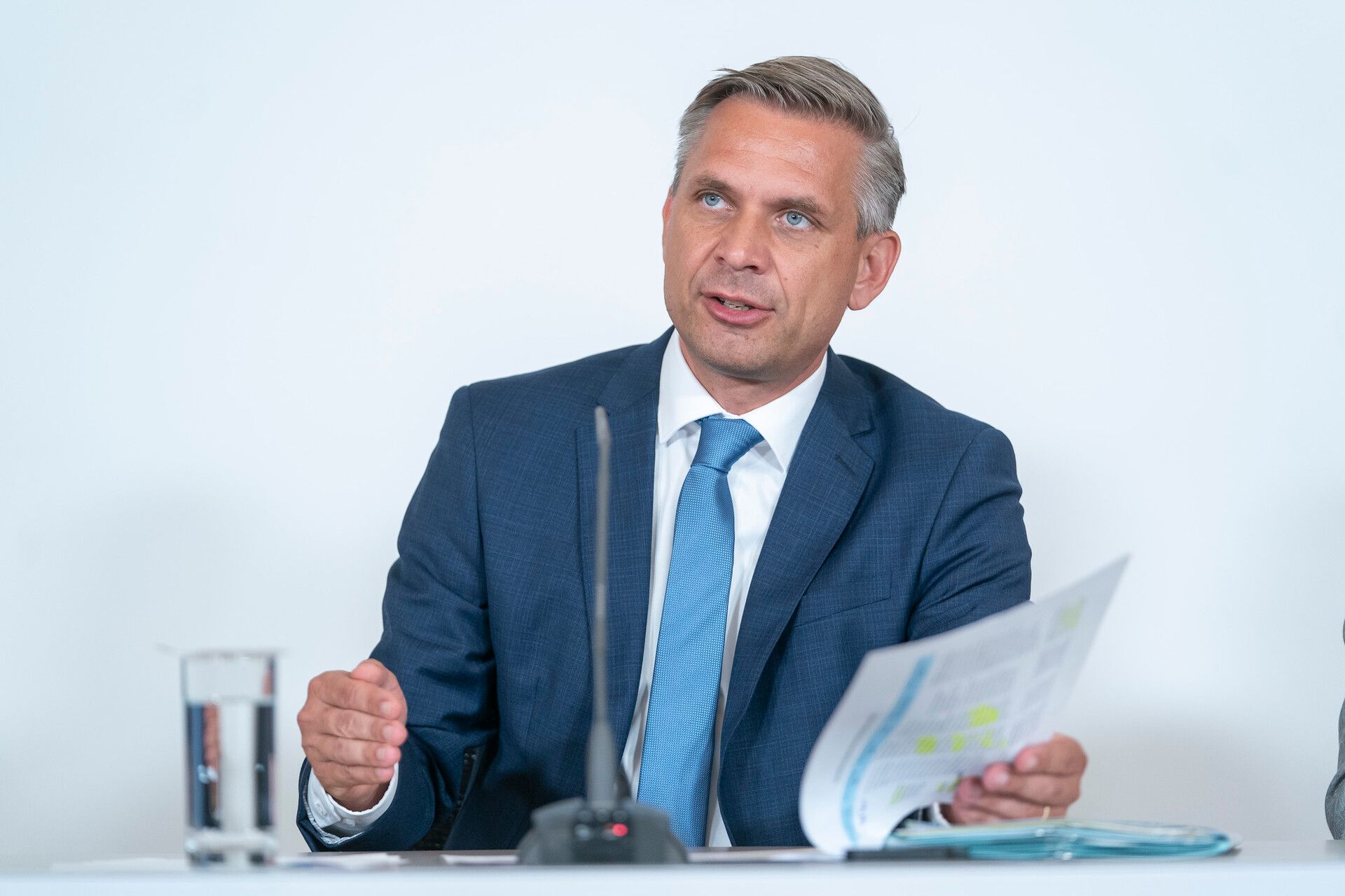 Wirtschaftsminister Wolfgang Hattmannsdorfer (ÖVP) sorgt sich wegen hoher Teilzeitquote in Österreich: 