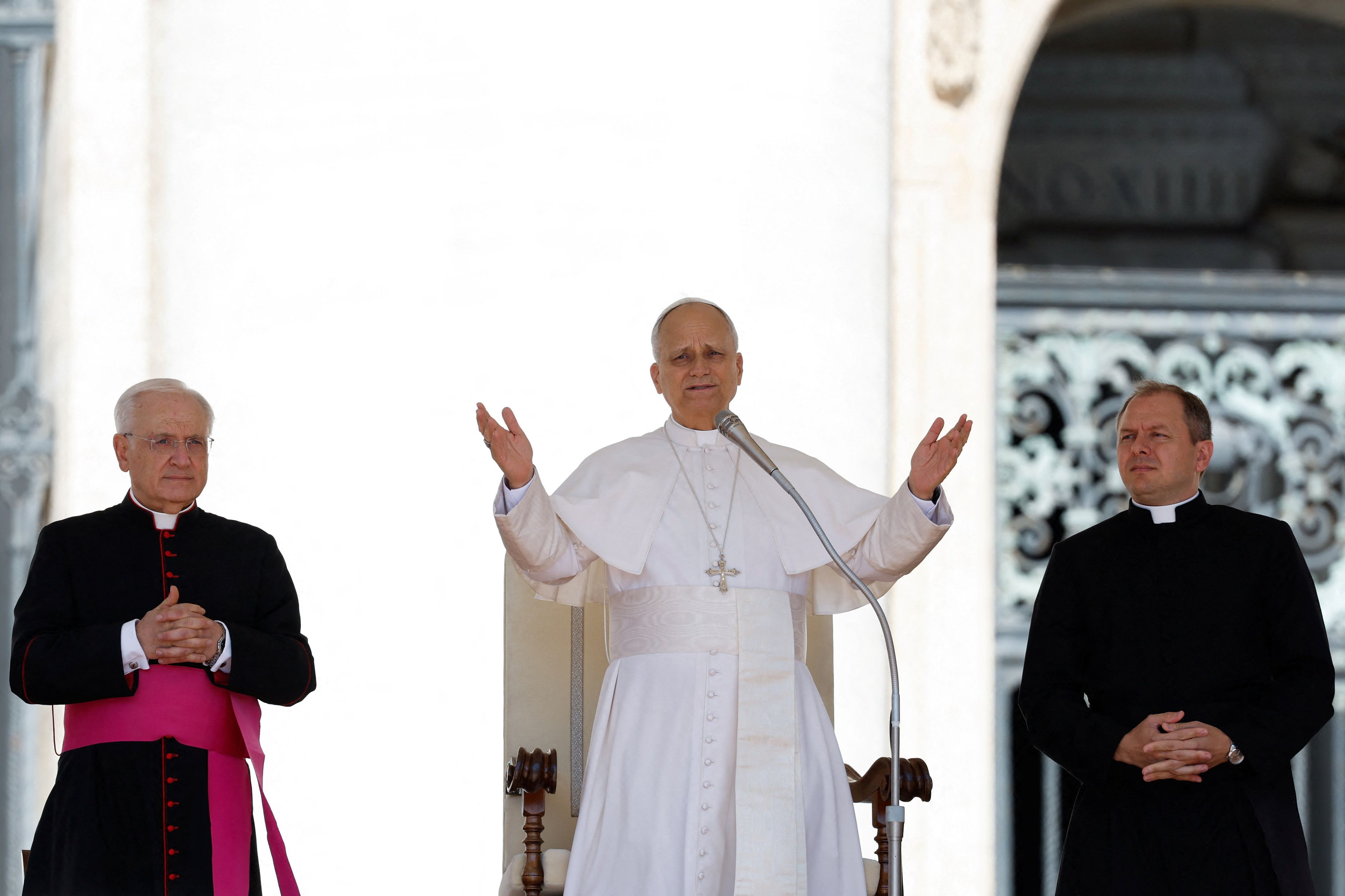 Papst Leo bei einem Gebet am Petersplatz.