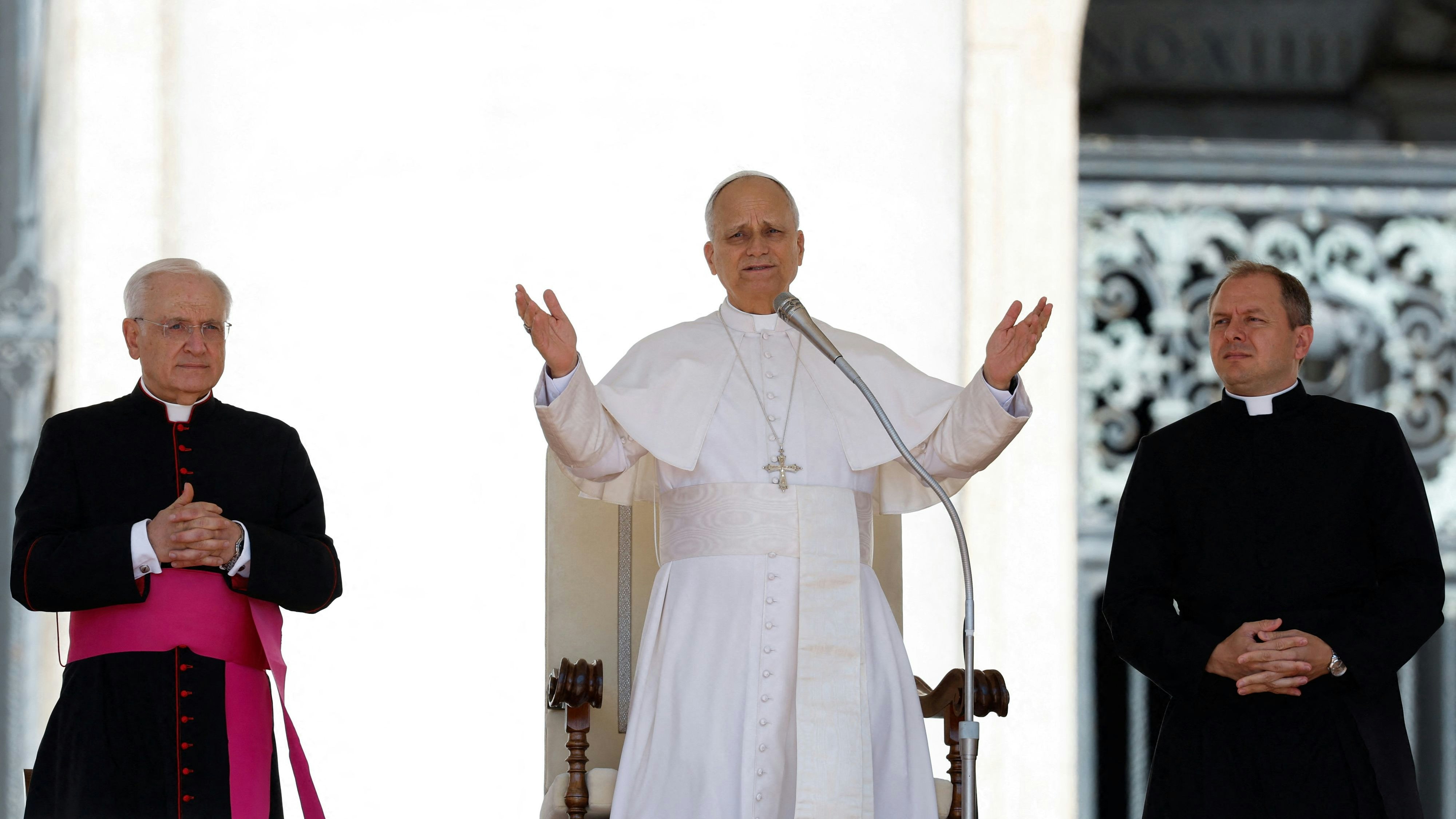 Heute.at - Wollen Frieden – Papst überrascht Jugend im Vatikan