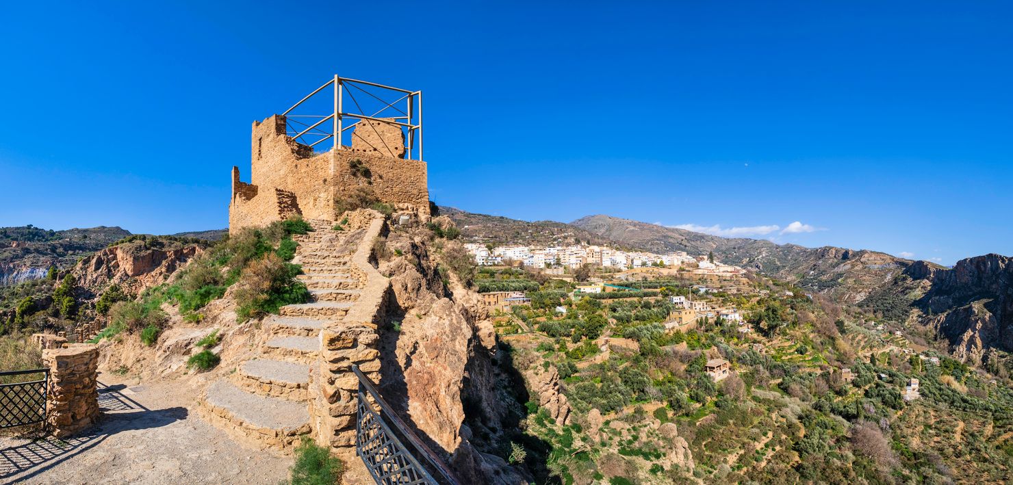 Der spanische Ort Lanjarón ist wegen der nahe gelegenen mineralhaltigen Quellen eine bekannte Wellnessdestination.