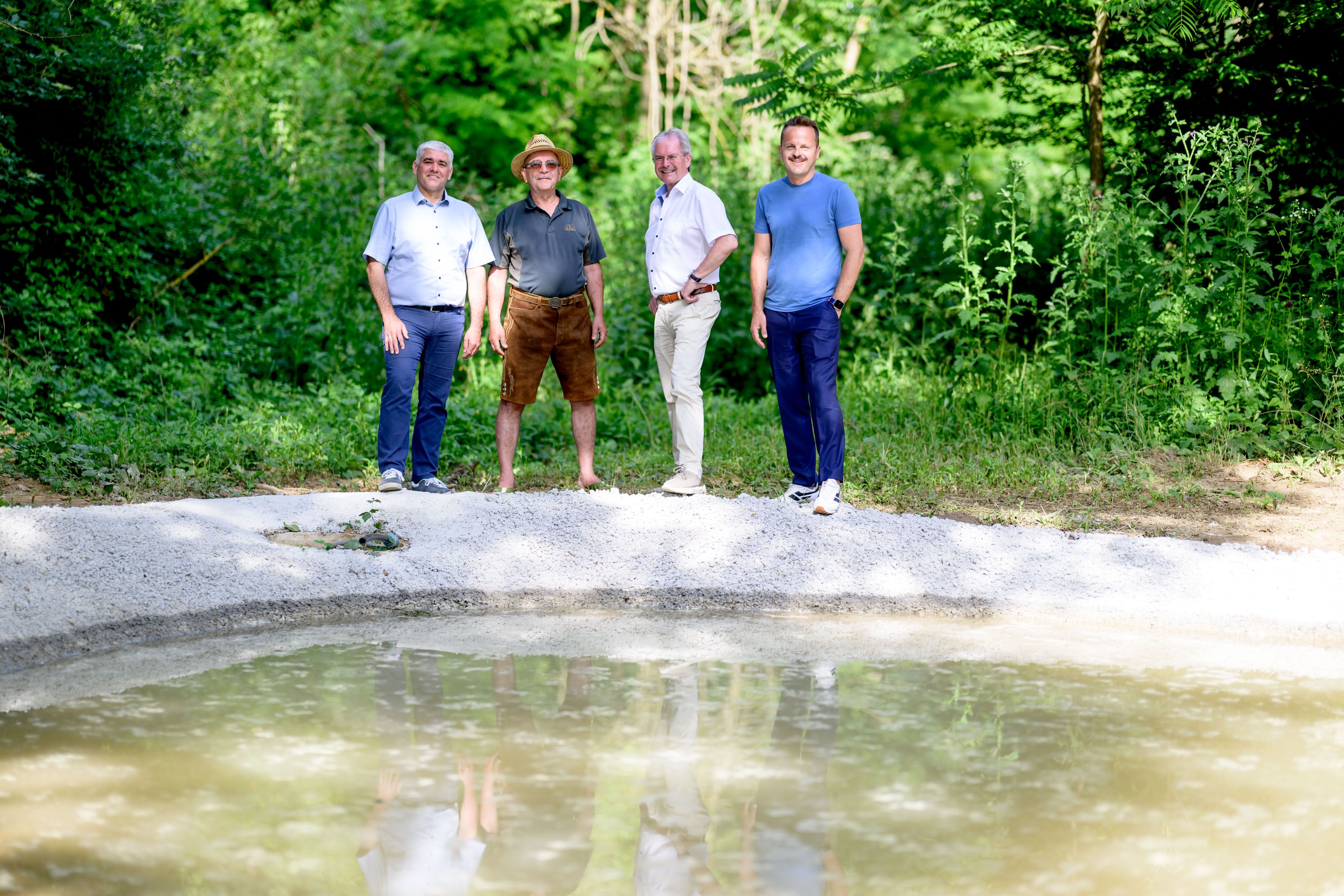 Bgm. von Zistersdorf Elmar Schöberl, Jagdleiter Bernfried Steinmayer, Landtagspräsident Karl Wilfing und BLOCH3-Geschäftsführer Martin Blochberger bei der neuen Wasserstelle für Insekten und Wild in der Stadtgemeinde Zistersdorf.