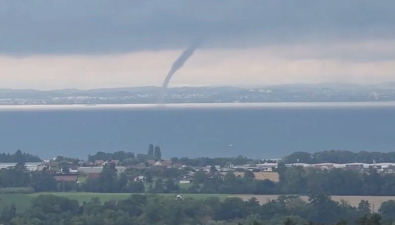 Faszinierender Anblick: Ein Wasser-Tornado zog am Dienstag über den riesigen See.