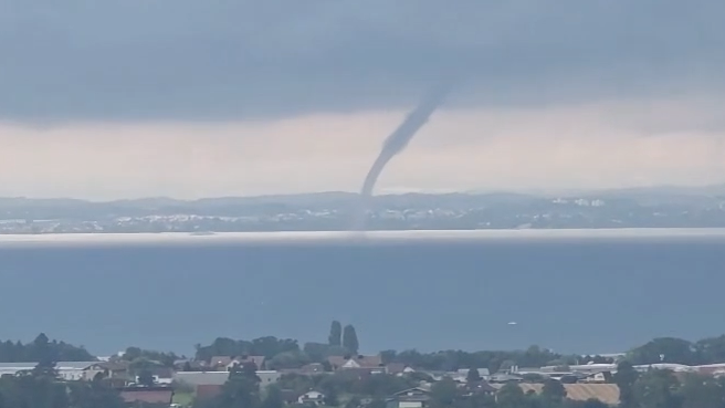 Heute.at - Tornado-Alarm – Wasserhose über österreichischem See
