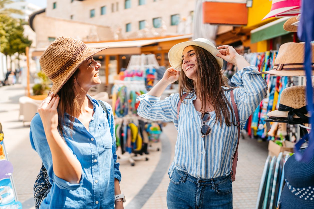 Im Urlaub wird am häufigsten in Supermärkten&nbsp;und auf Wochenmärkten eingekauft.