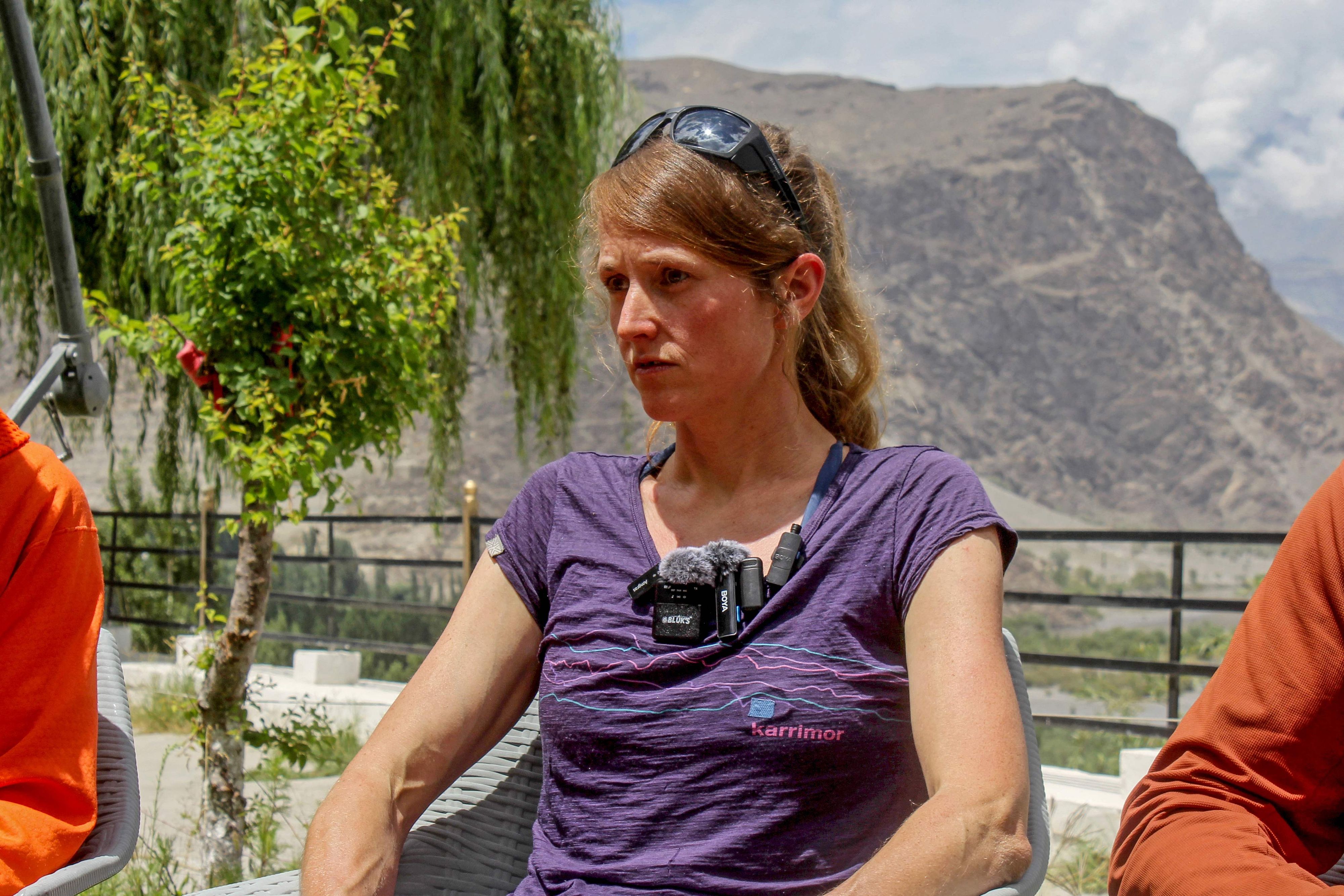 Die Seilpartnerin von Laura Dahlmeier, Marina Krauss, bei der ersten Pressekonferenz nach dem Unglück am 31. Juli in Skardu, etwa 70 Kilometer vom Unglücksberg Lailas Peak entfernt