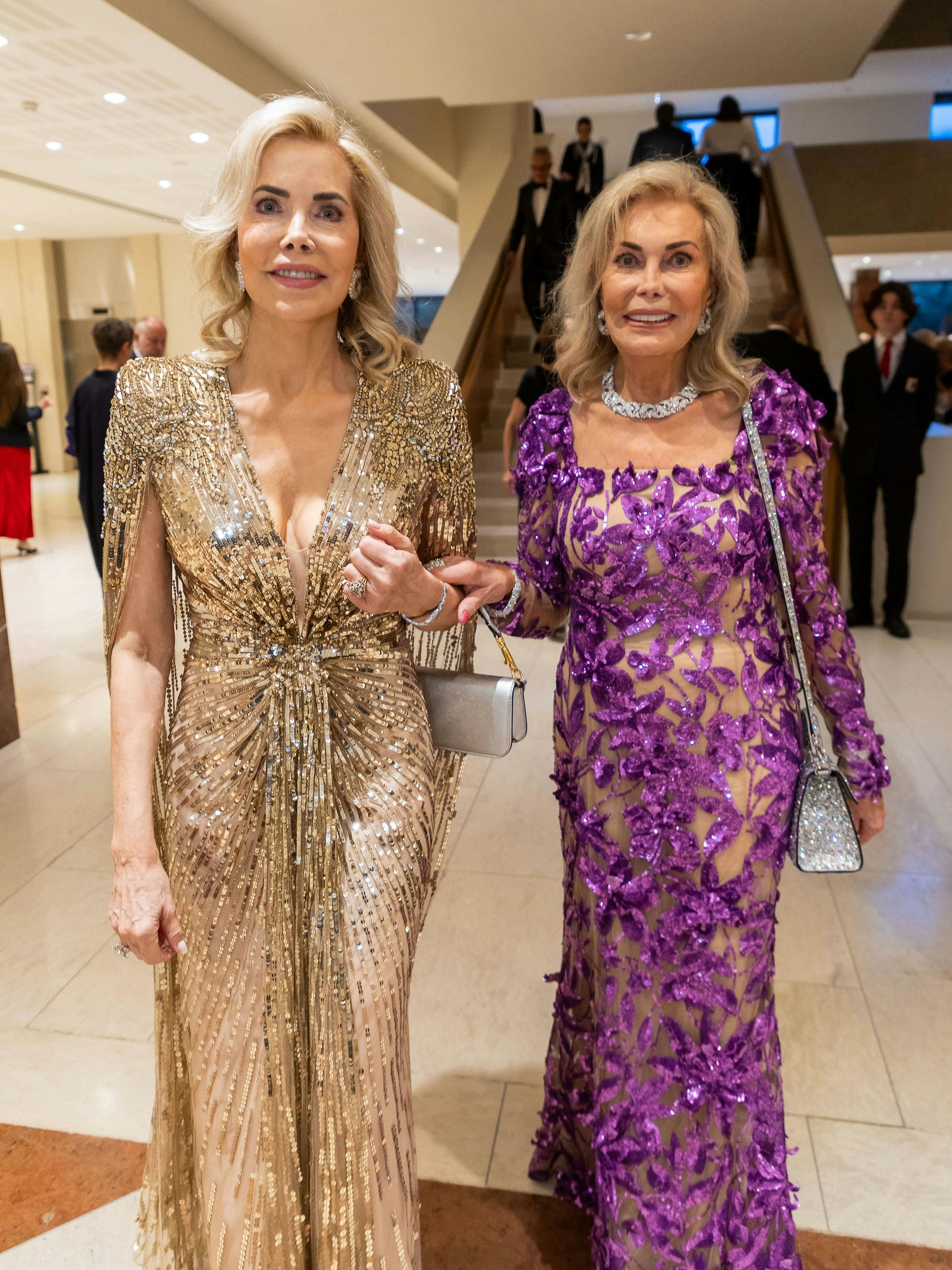 Gabriele zu Leiningen und ihre Mutter Renate Thyssen zeigten sich in auffällig funkelnden Abendroben mit tiefem Ausschnitt.