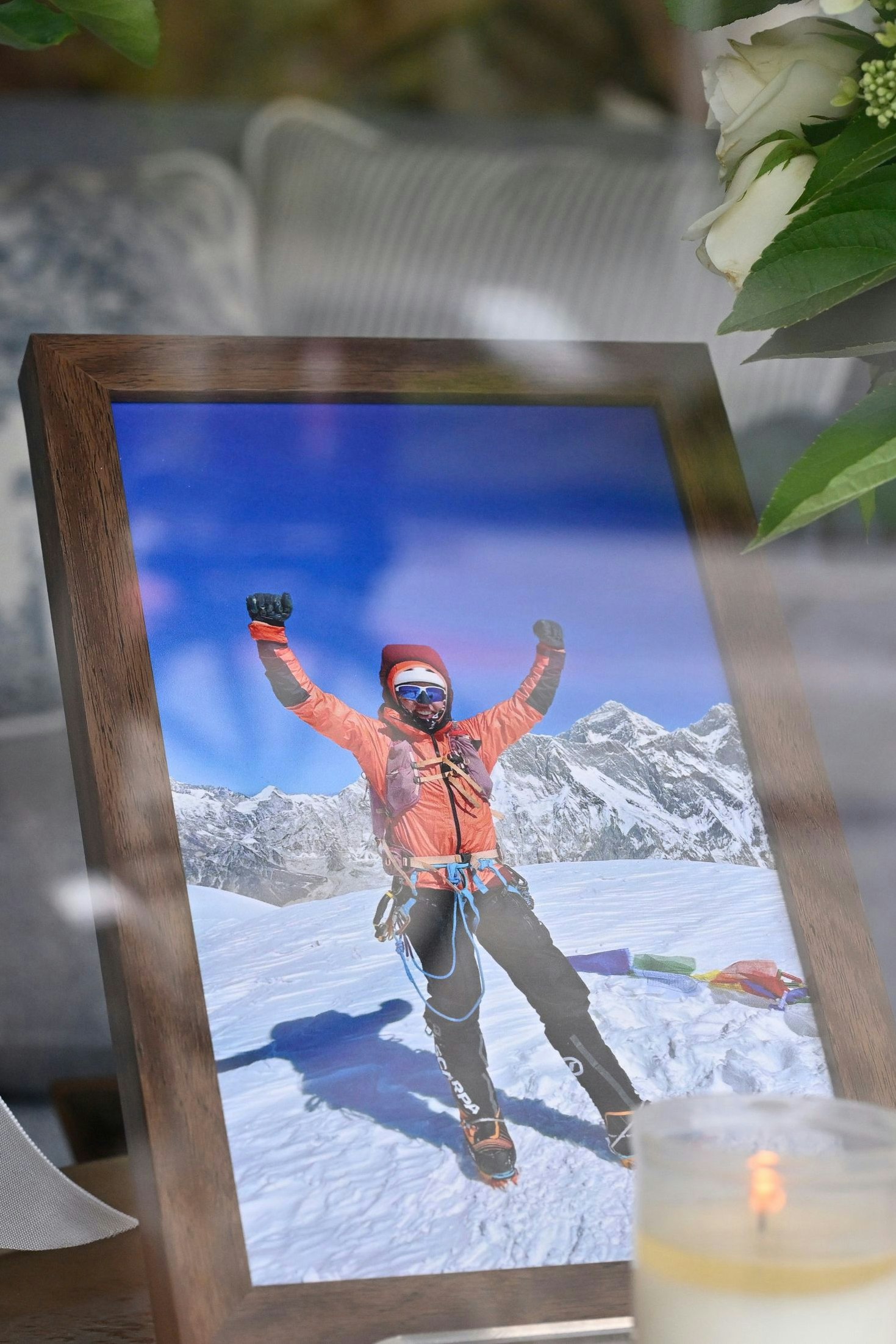 Ein Bild, Kerzen, Blumen: In ihrer Heimatgemeinde Garmisch-Partenkirchen wird allerorten der am Montag tragisch ums Leben gekommenen Laura Dahlmeier gedacht