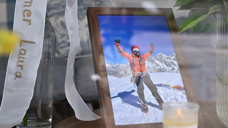 In einem neuen Video spricht erstmals jene Bergsteigerin, die beim Unfall an der Seite von Ex-Biathletin Laura Dahlmeier war. Ihre Aussagen rücken einige Aspekte der Tragödie in ein anderes Licht – und werfen neue Fragen auf. Die Entwicklungen im Überblick.