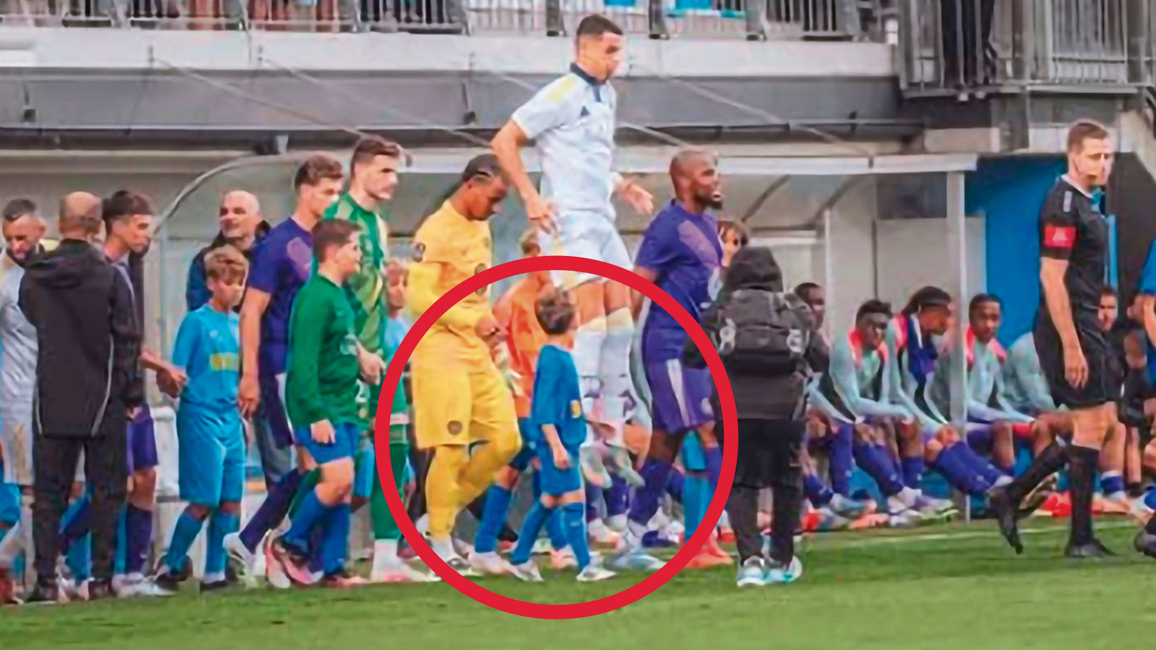 Sebastian blickt zu seinem Idol Ronaldo auf.