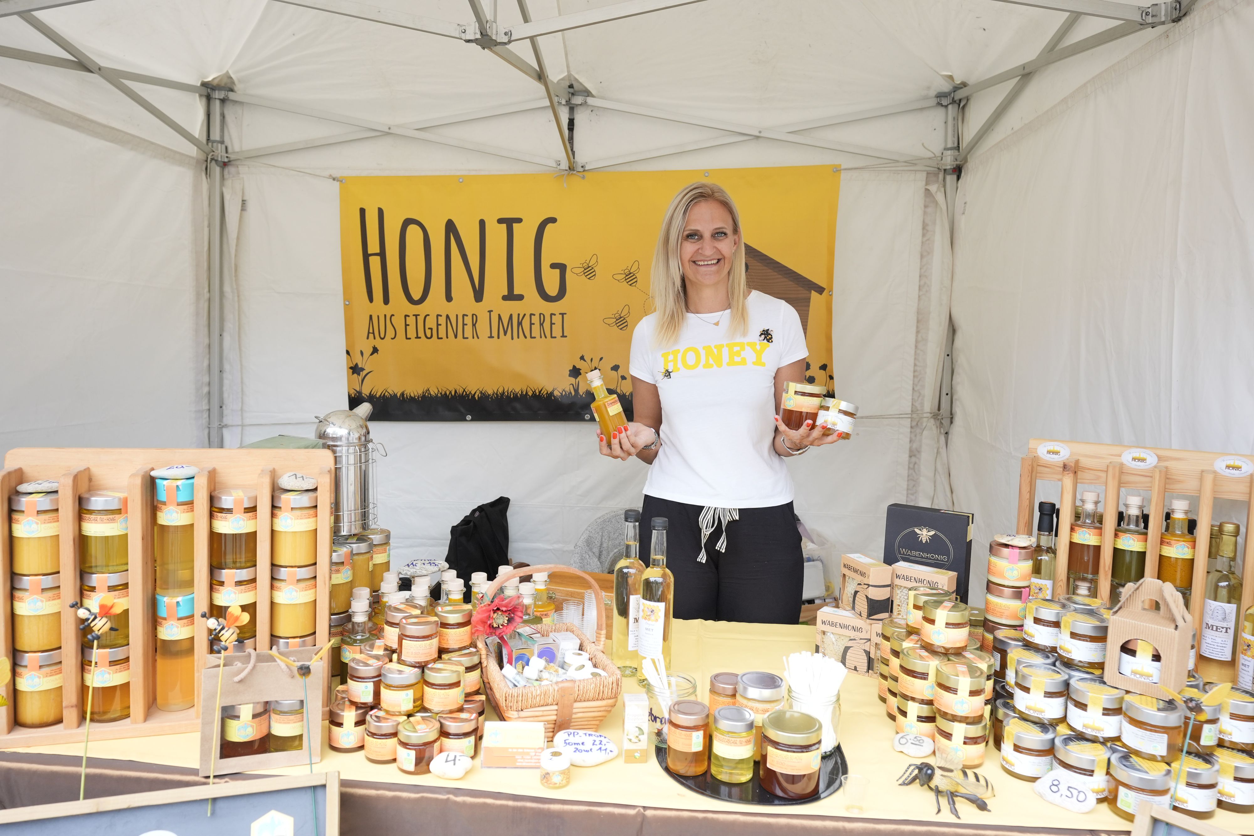 Eva-Maria Hauska verkauft zusammen mit ihrem Vater Alfred Hauska den Rathaushonig.