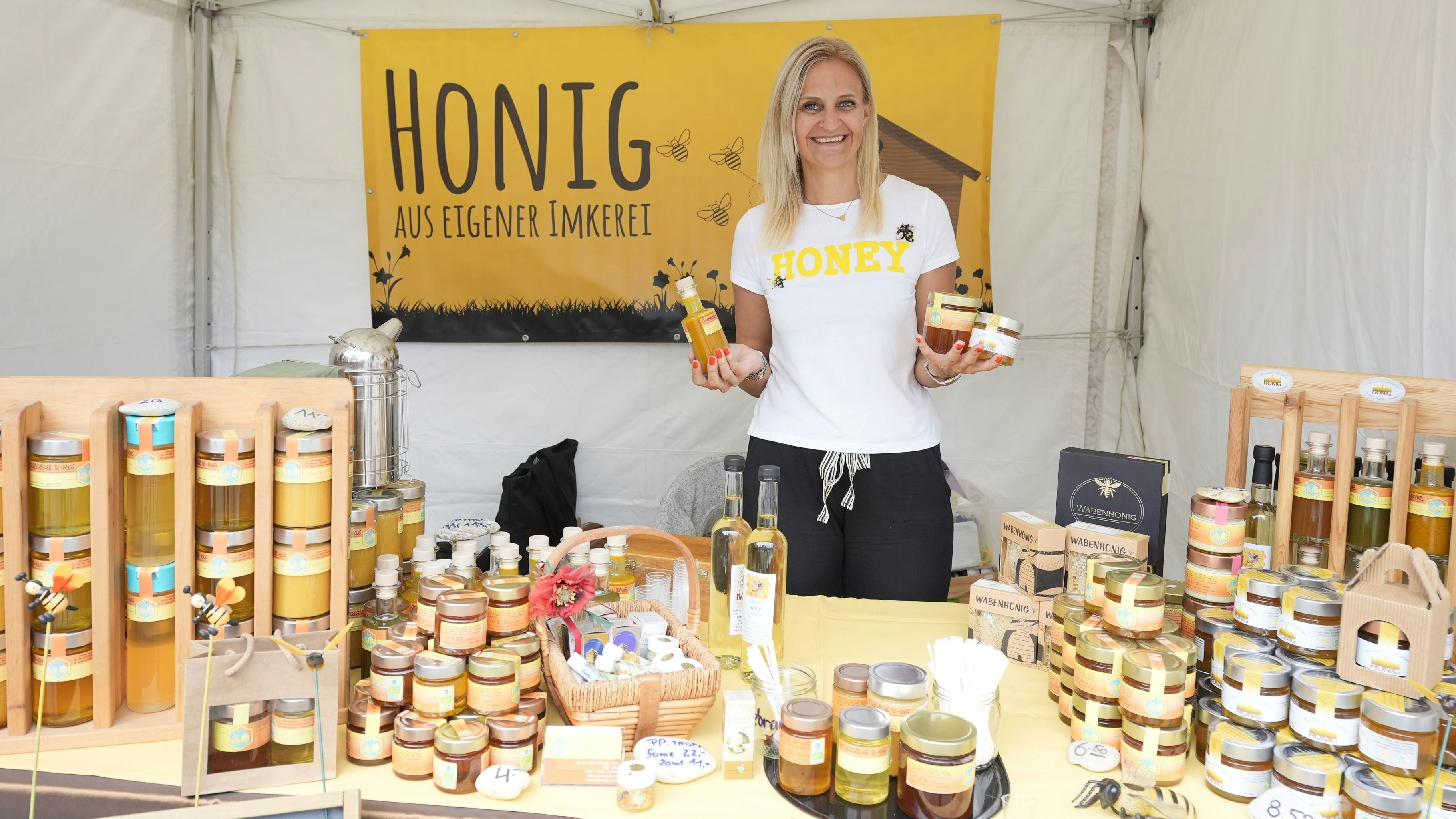 Heute.at - Bieneninvasion am Karlsplatz – Summendes Fest startet