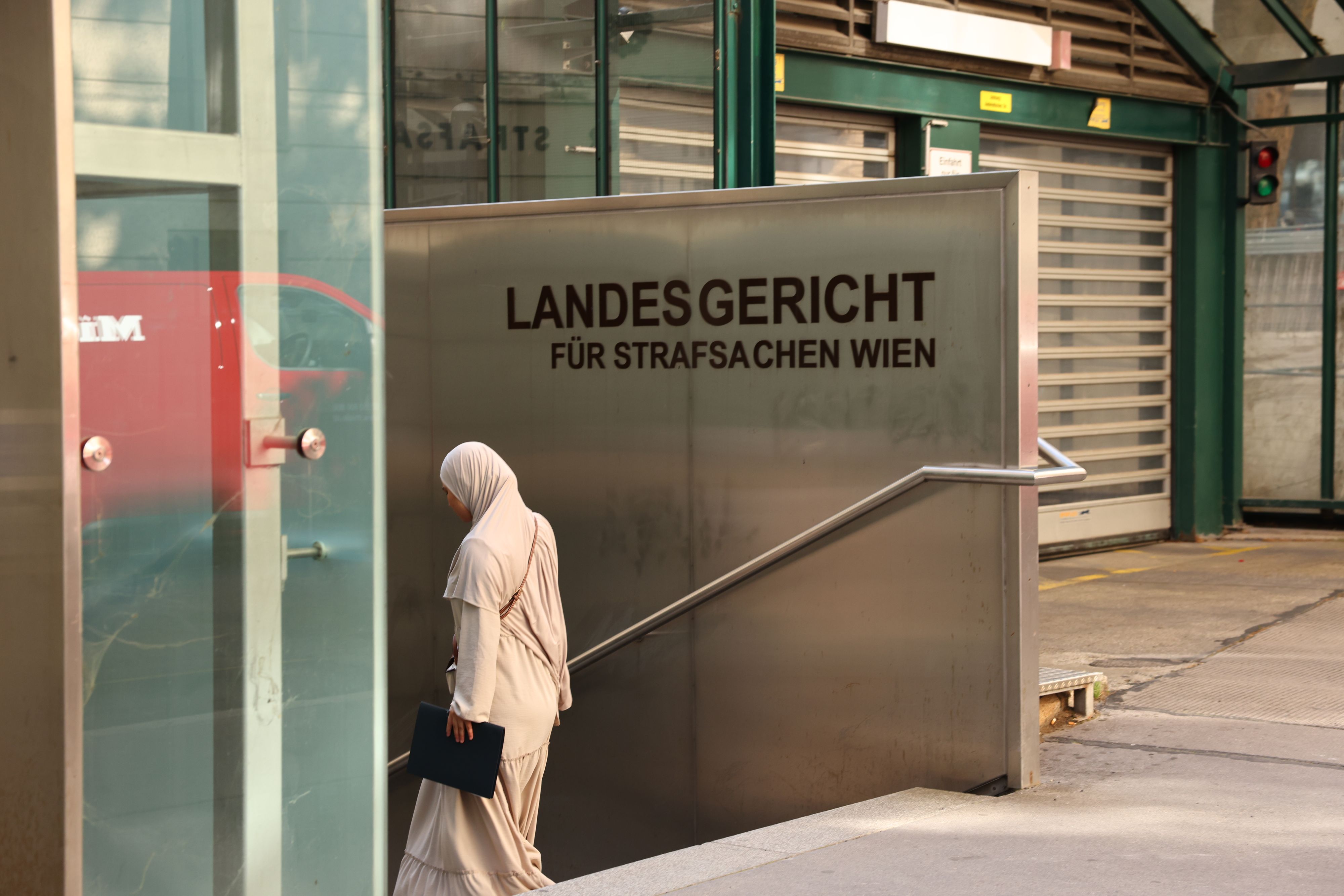 In traditioneller Kleidung betritt die 19-Jährige das Landesgericht für Strafsachen Wien, wo sie sich wegen Terror-Verherrlichung verantworten musste.