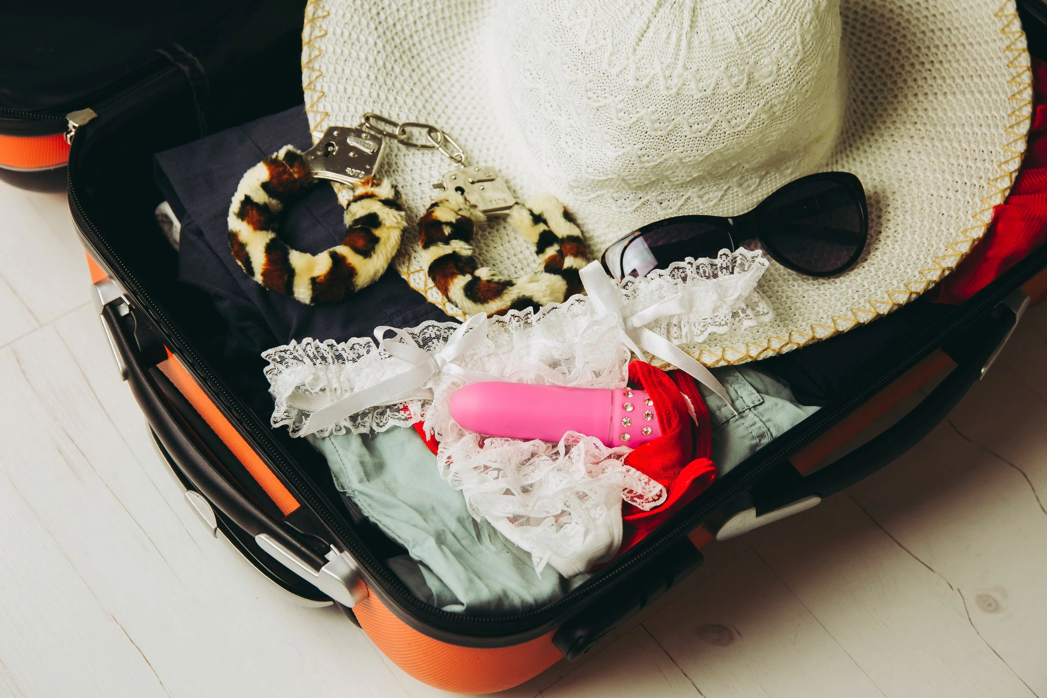 vibrator flugzeug gepäck Sextoys im Gepäck – so wird Dein Sommerurlaub noch heißer! • AMORELIE  Magazin main image 0
