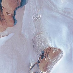 Die Detailaufnahme des entstandenen Krater und des Austrittsorts der Schmelzwasserflut, aufgenommen 2024.