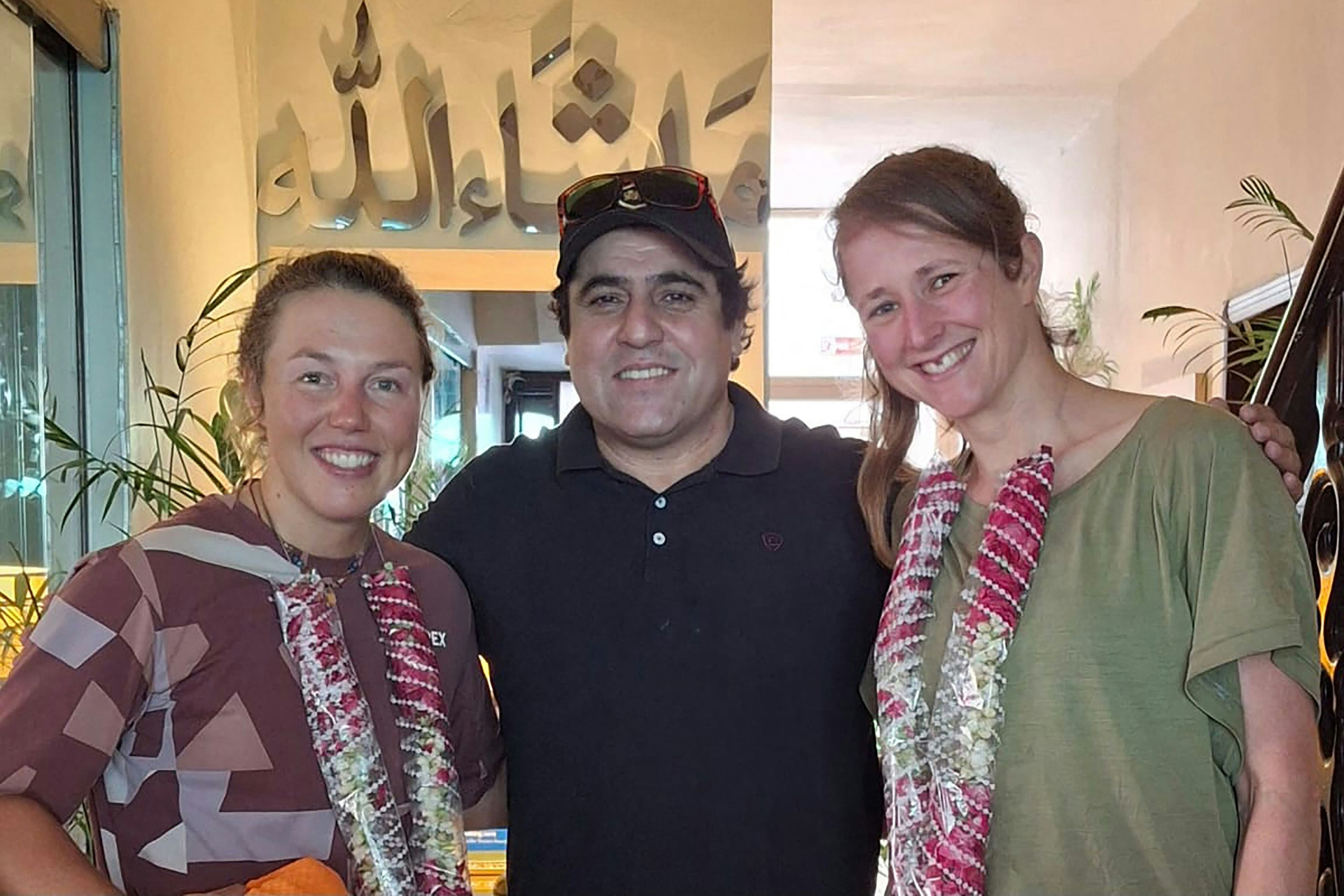 Ende Juni trafen Laura Dahlmeier (l.) und&nbsp; Marina Krauss in Pakistan ein. Ihr Partner vor Ort war Tour-Veranstalter Shipton Trek and Tours und deren Operator Muhammad Iqbal Shigri