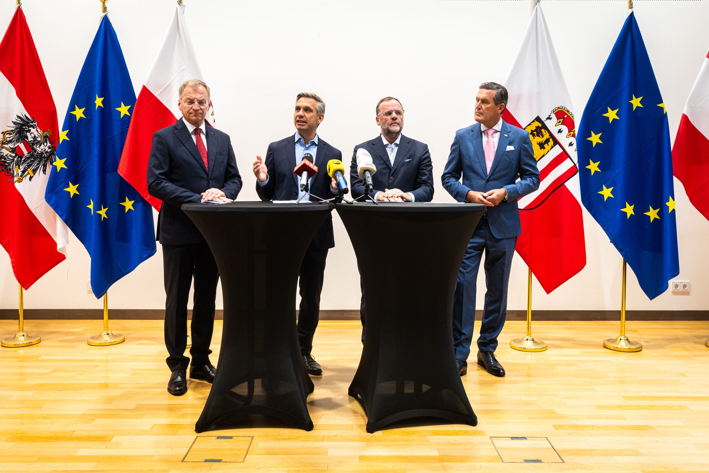 VP-Landeshauptmann Stelzer, Wirtschaftsminister Wolfgang Hattmannsdorfer (ÖVP), Staatssekretär Sepp Schellhorn (Neos) und Infrastrukturminister Peter Hanke (SPÖ) trafen sich in Linz.