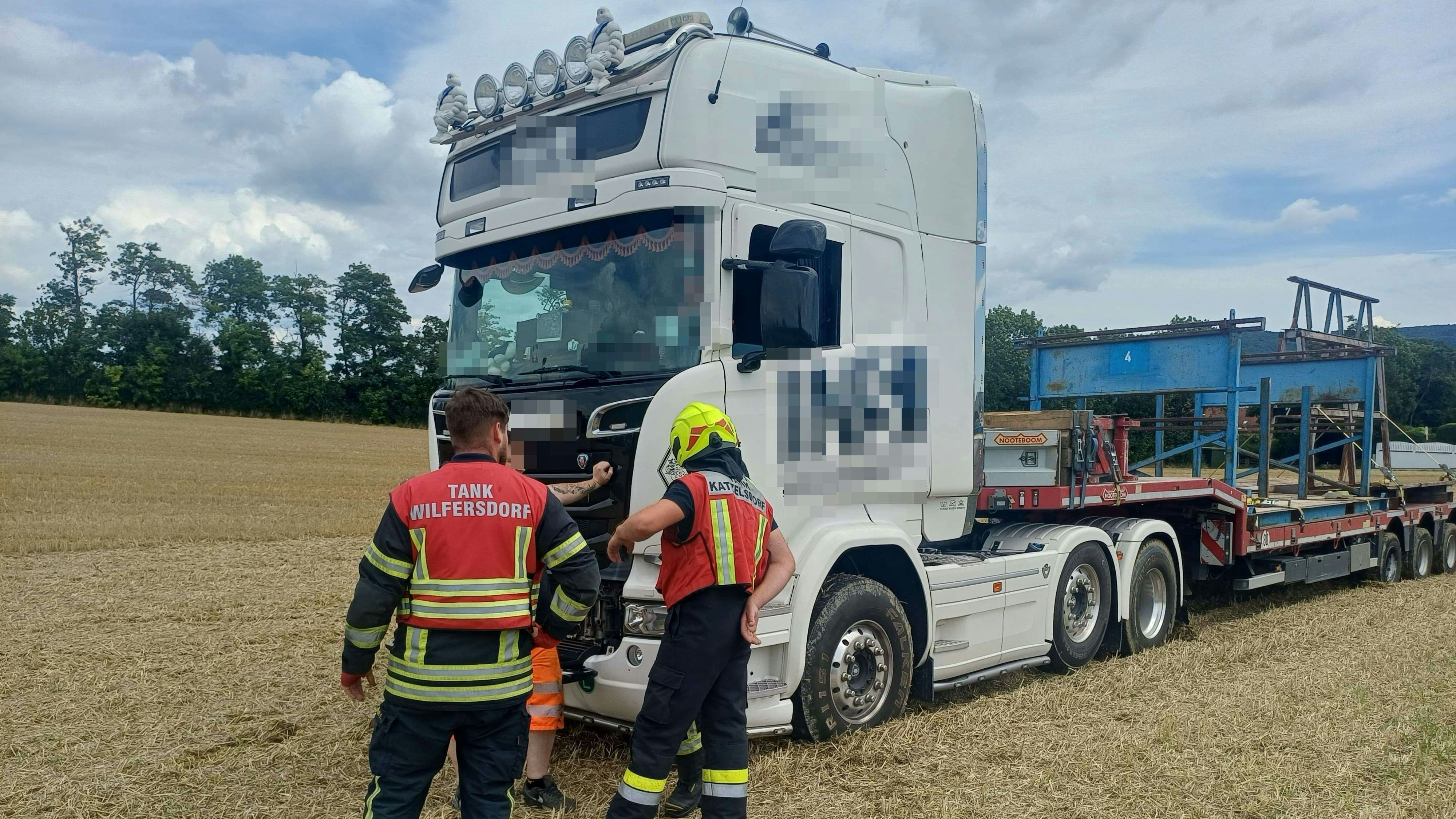 Heute.at - Sattelschlepper nach Ausweichmanöver in Feld geraten