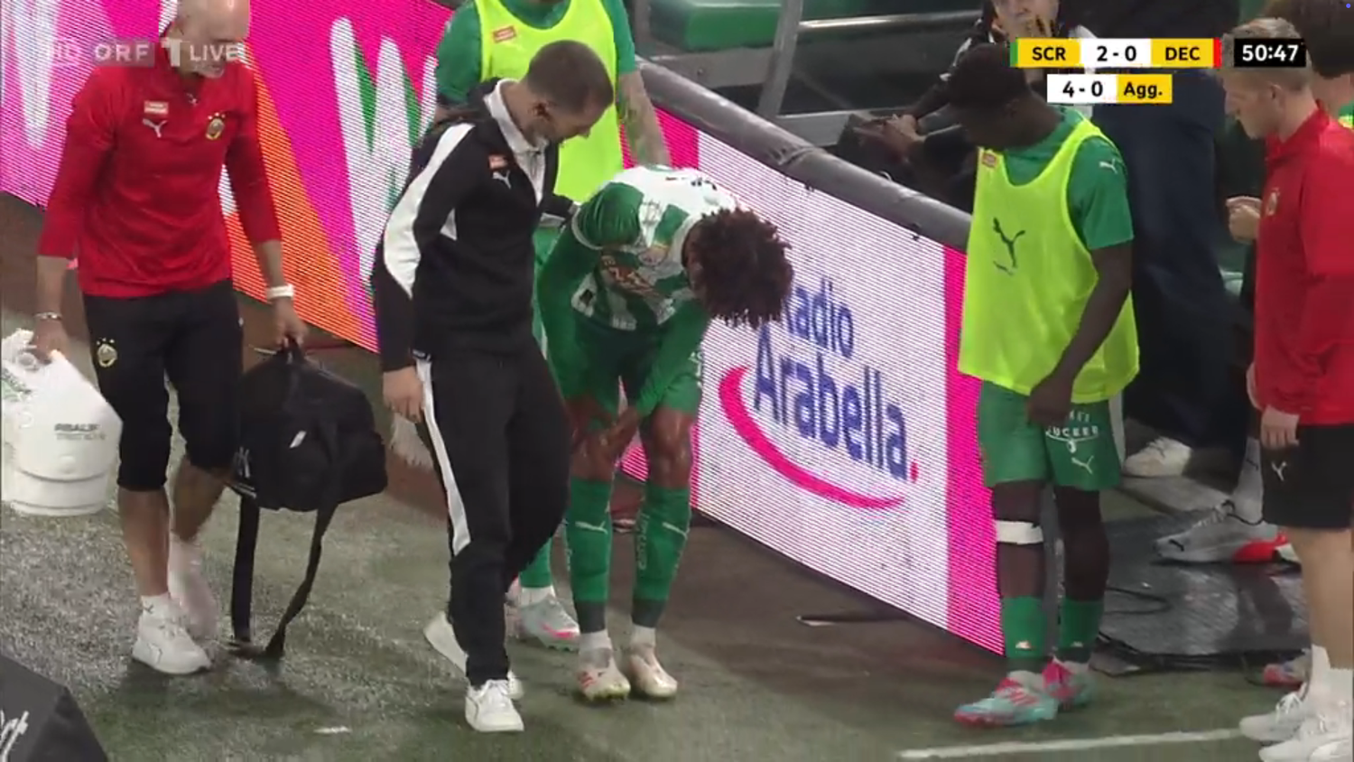 Janis Antiste greift sich ans schmerzende, rechte Knie.