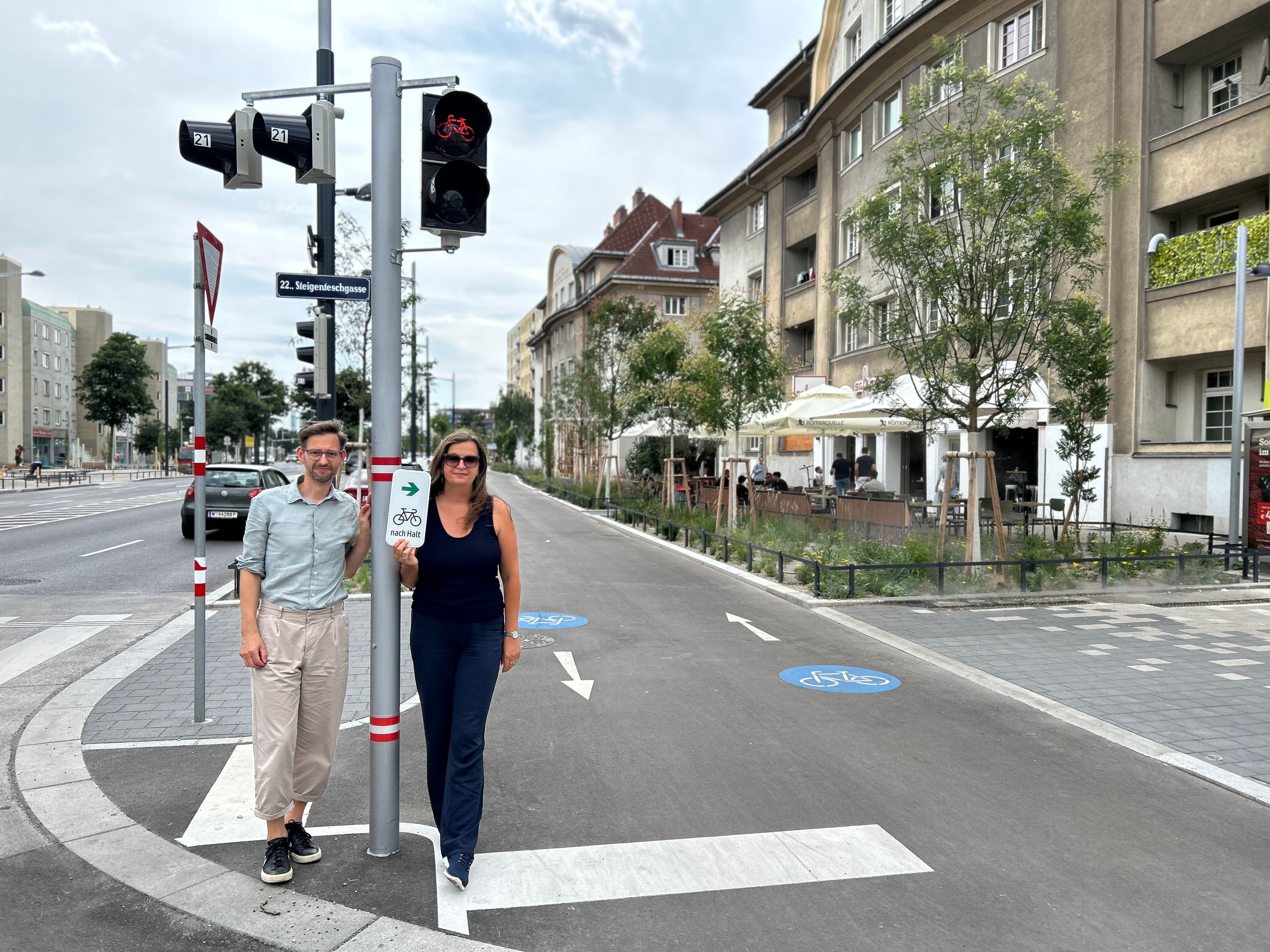 Martin Blum, Radverkehrsbeauftragter Wiens und Mobilitätsstadträtin Ulli Sima (SPÖ) bei einer der Grünpfeil-Ampeln