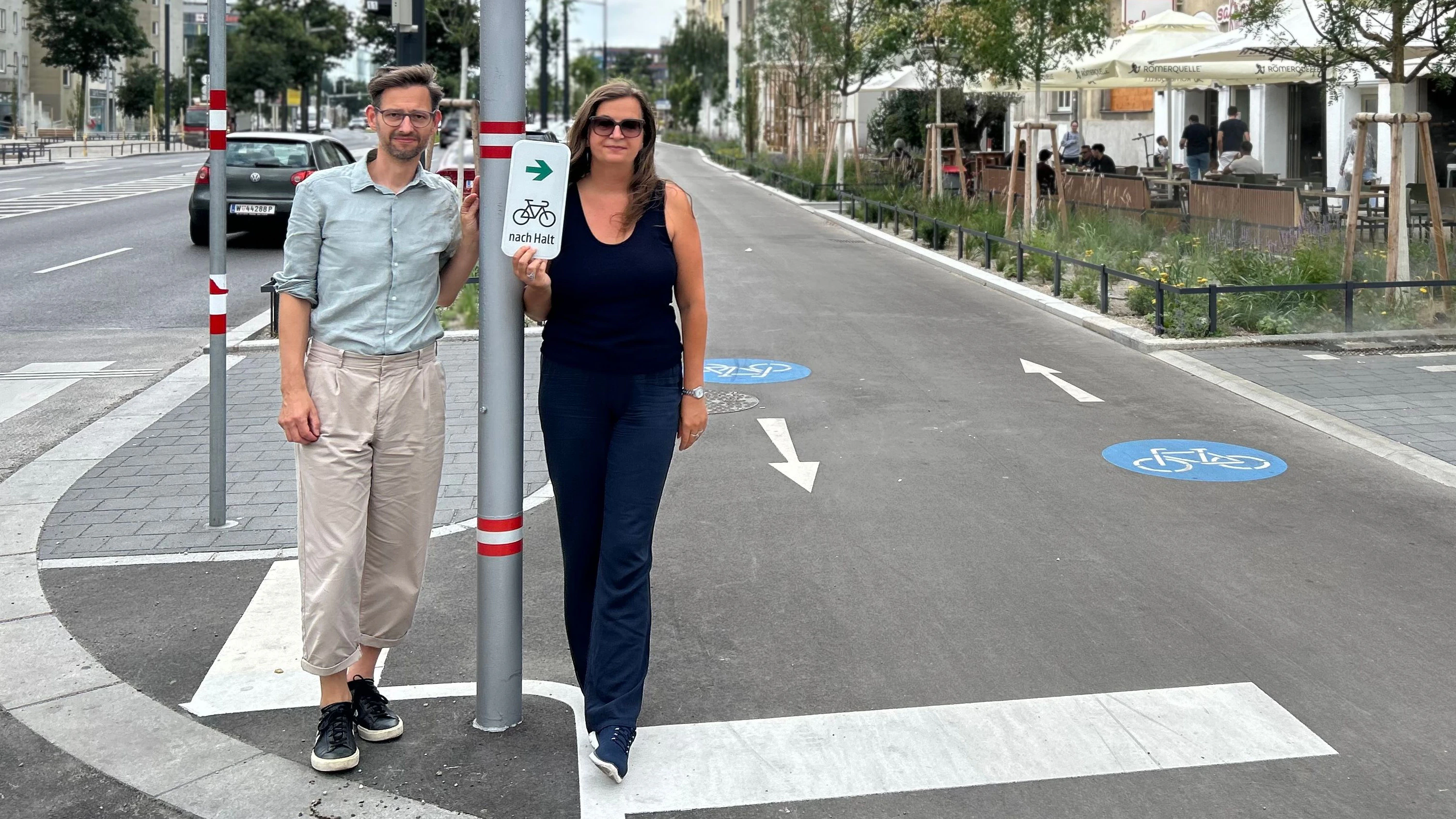 Martin Blum, Radverkehrsbeauftragter Wiens und Mobilitätsstadträtin Ulli Sima (SPÖ) bei einer der Grünpfeil-Ampeln