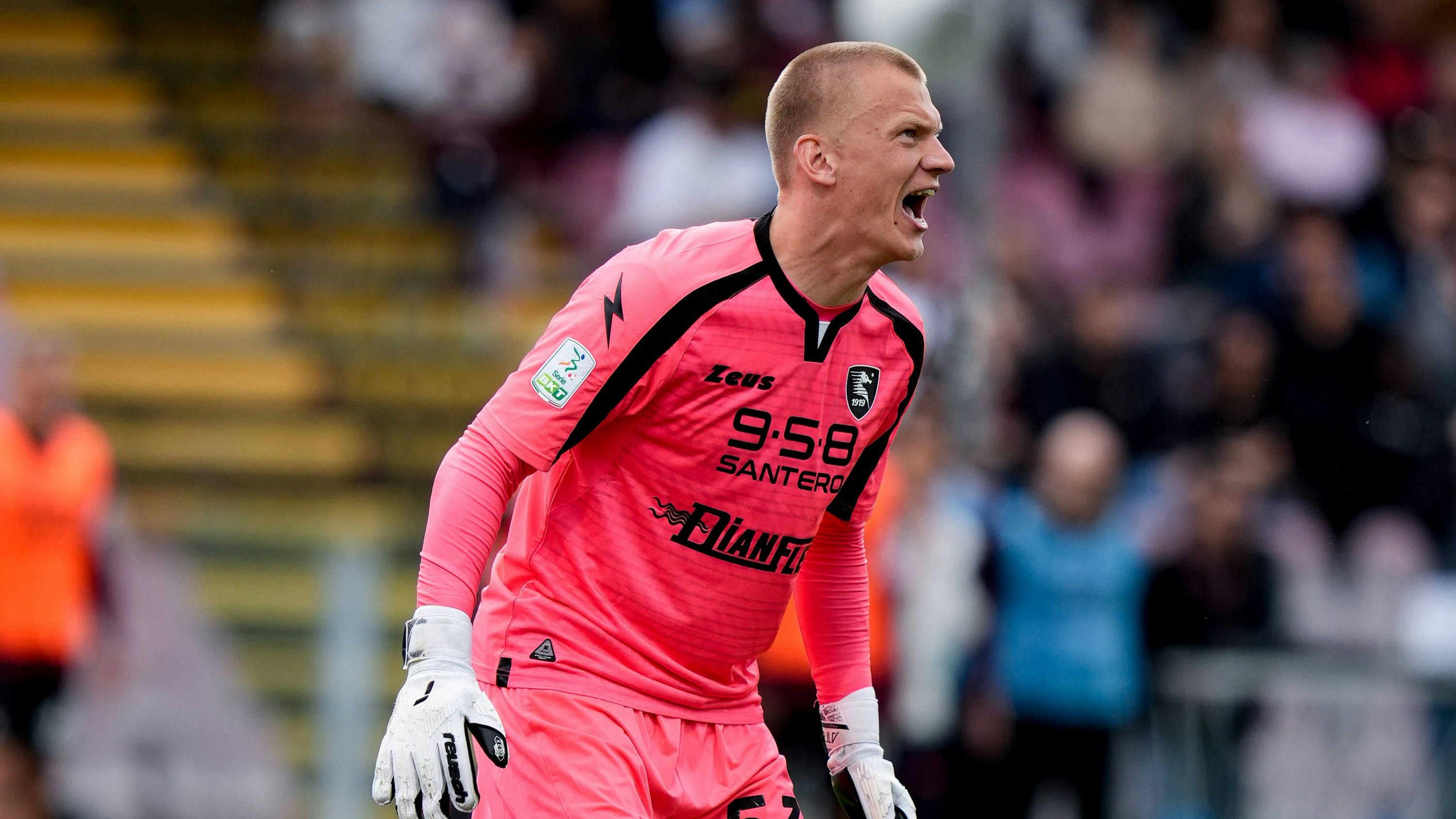 US Salernitana v Cosenza Calcio - Serie BKT Oliver Christensen of US Salernitana yells during the Serie BKT match between US Salernitana and Cosenza Calcio at Stadio Arechi on April 25, 2025 in Salerno, Italy. Salerno Stadio Arechi Salerno Italy Copyright: xGiuseppexMaffiax SerieB_Salernitana-Cosenza_250425_BRU1640