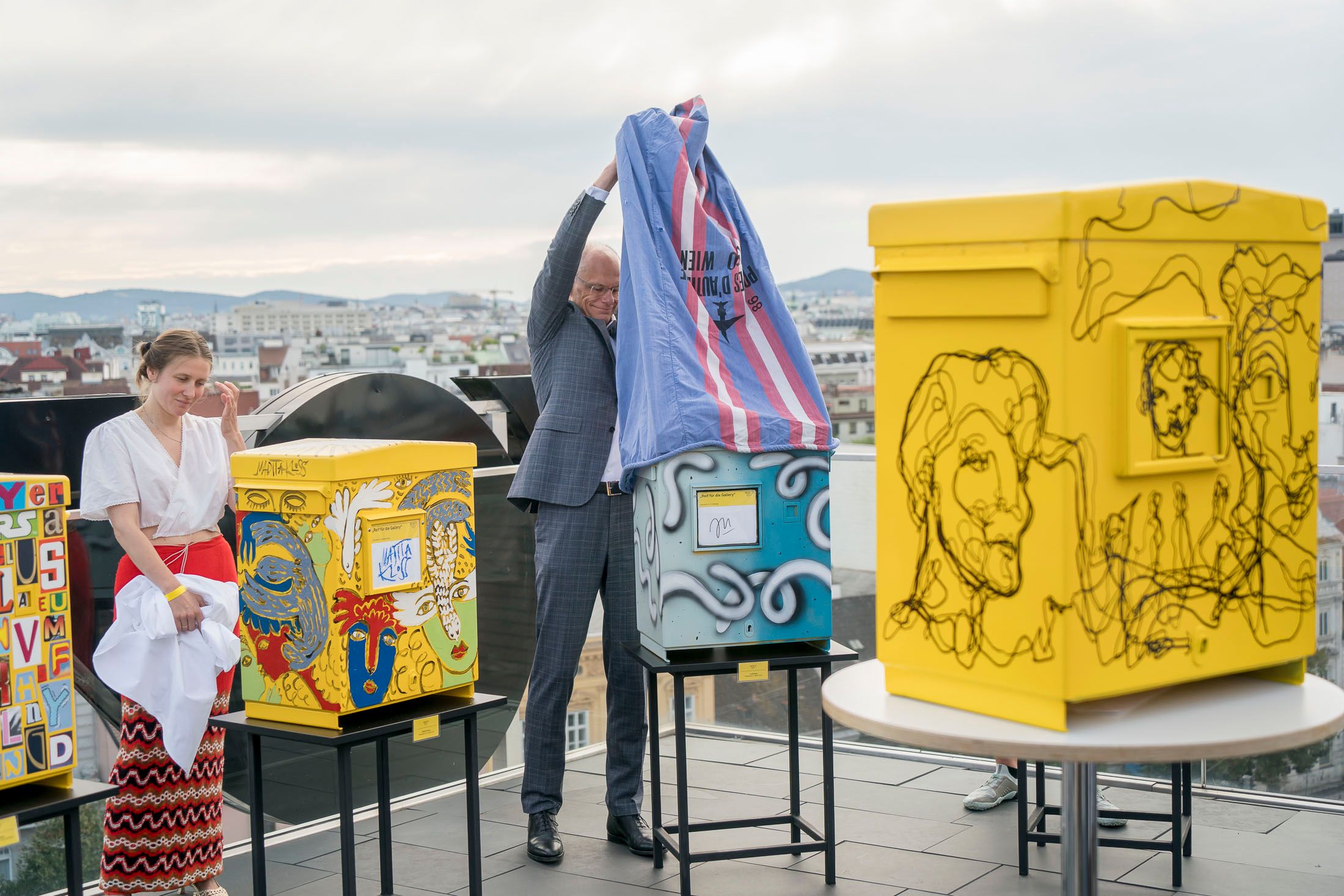 Die neu gestalteten Briefkästen werden in den Landeshauptstädten ausgestellt,Walter Oblin, Generaldirektor der Österreichischen Post AG enthüllte sie in Wien.