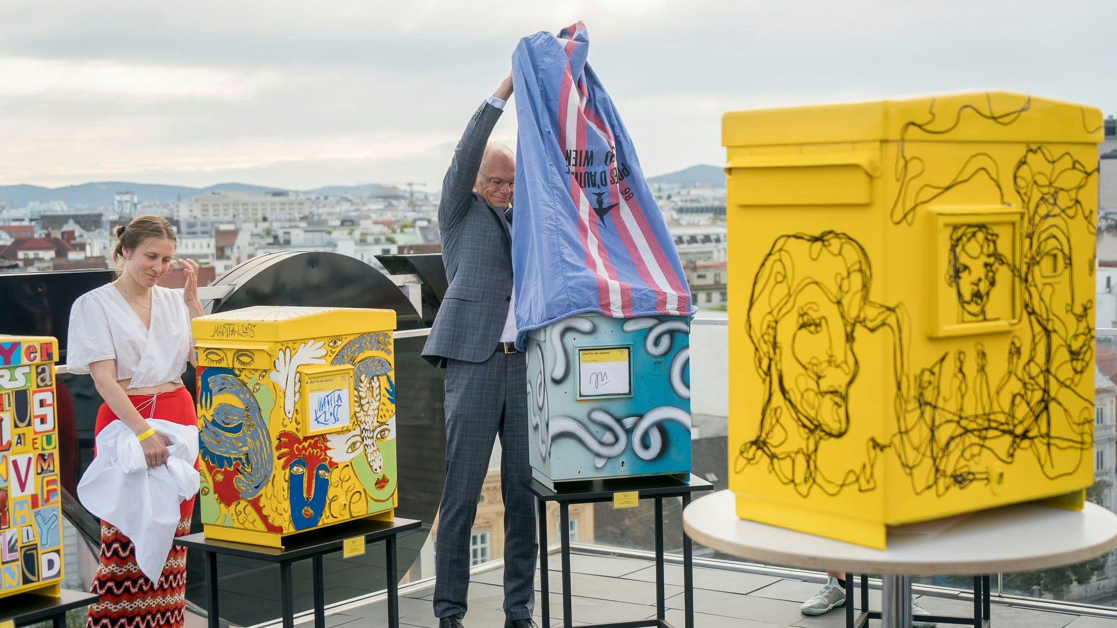 enthüllung von 10 von künstlern gestalteten postkästen mit live malperformance, mit ua post generaldirektor walter oblin, 20250730 foto: helmut graf/tageszeitung heute