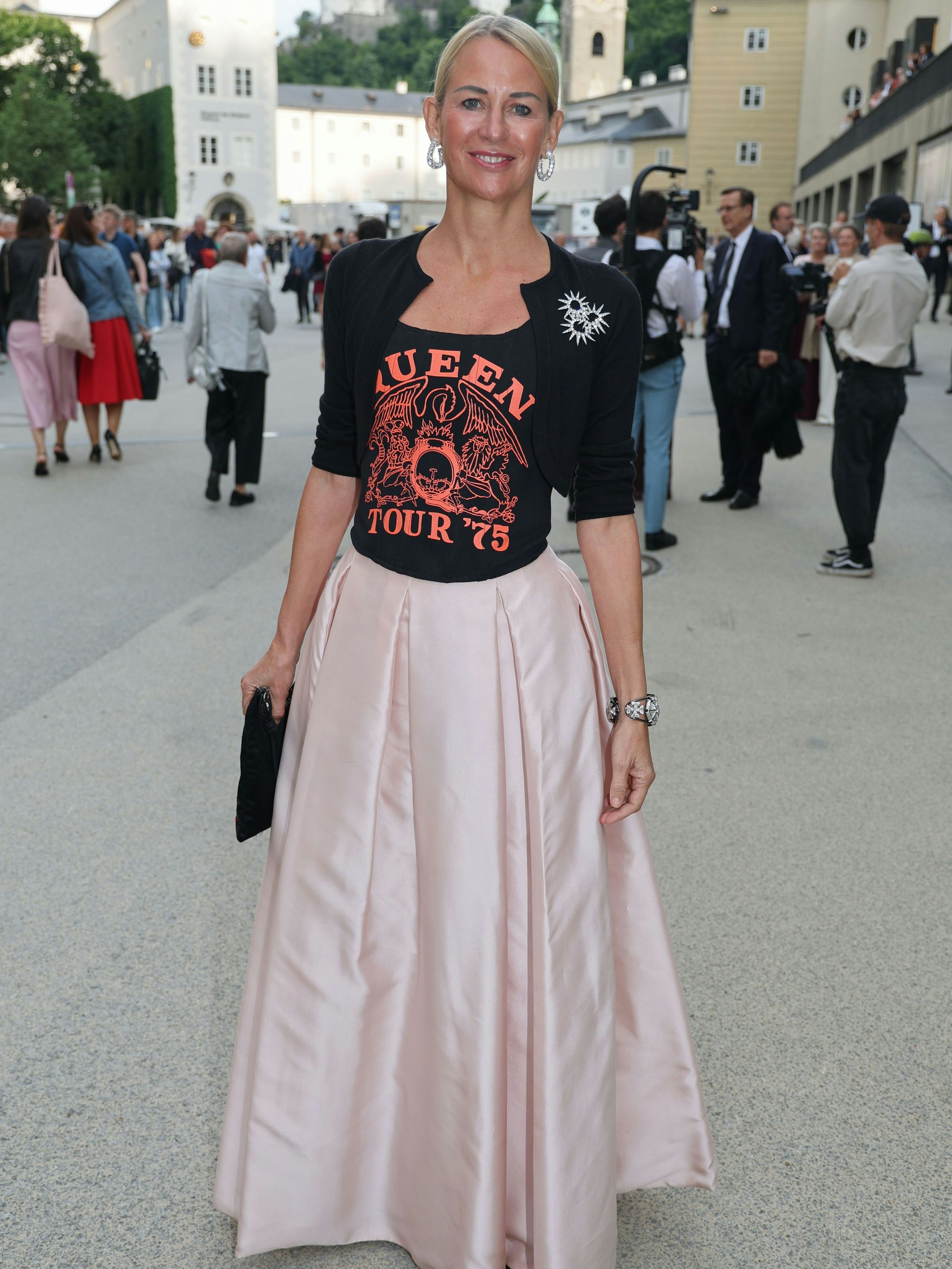 Prinzessin Elisabeth Auersperg-Breunner überraschte mit einer rockigen T-Shirt-Rock Kombi. 