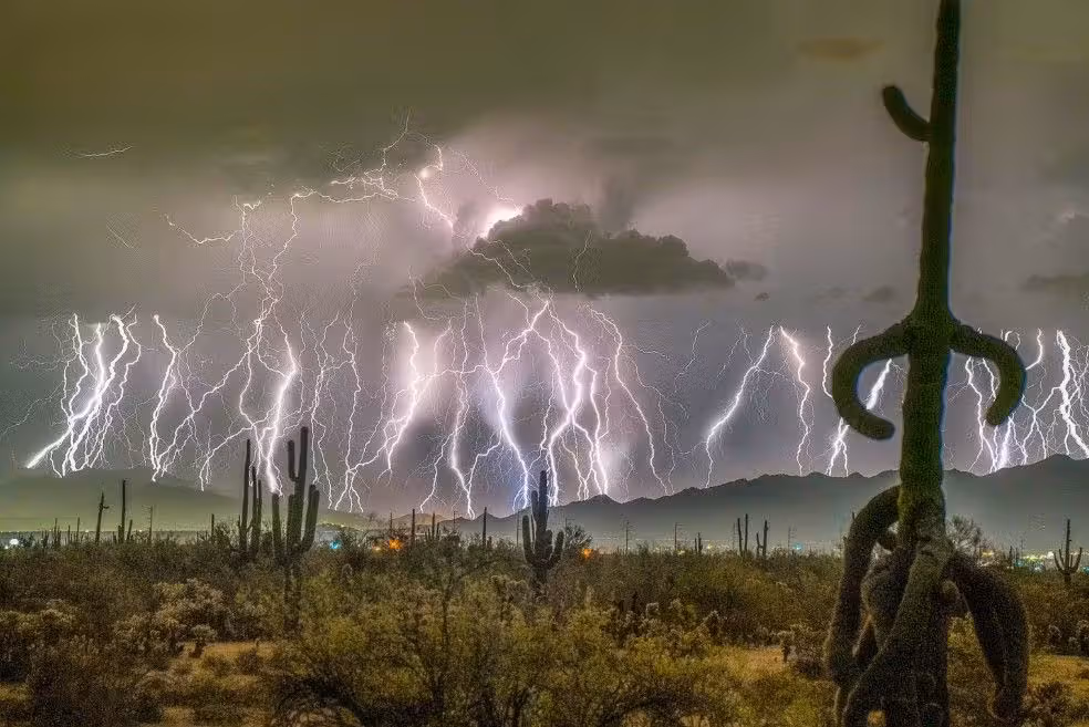 Ein Megablitz in den USA hat einen neuen Längenrekord aufgestellt. Das Bild zeigt eine Aufnahme des Fotografen Edward Mitchell für den Kalenderwettbewerb 2025.