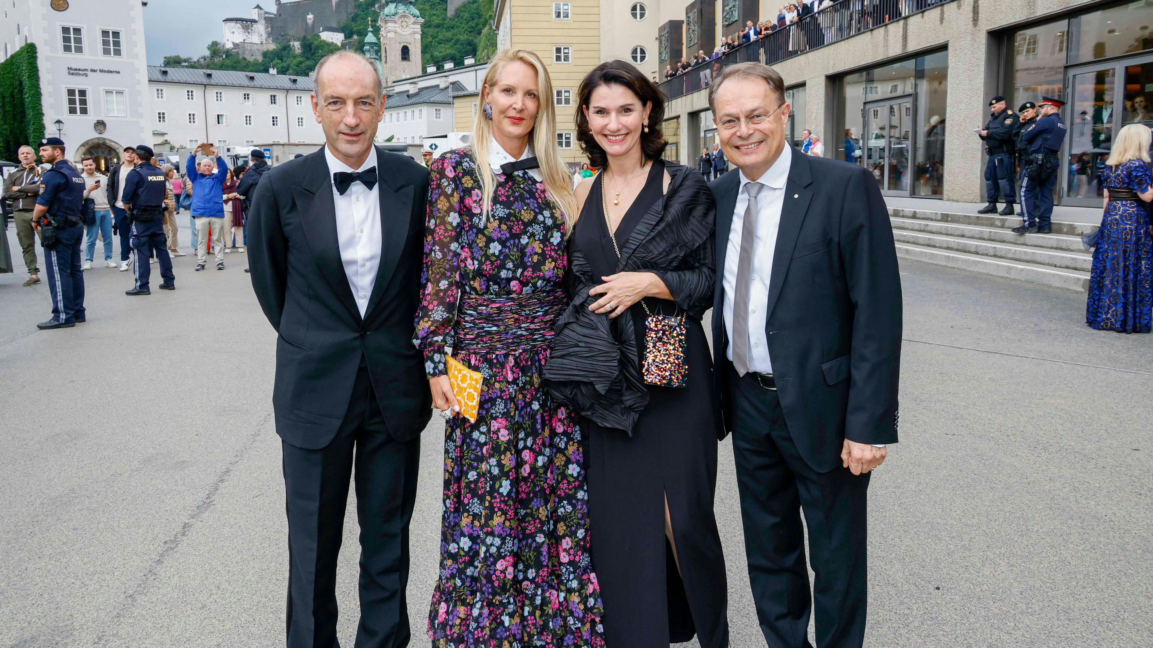 "Heute"-Herausgeberin Eva Dichand sorgte mit ihrer floralen Traumrobe für einen Wow-Moment. (zw. v. l.)