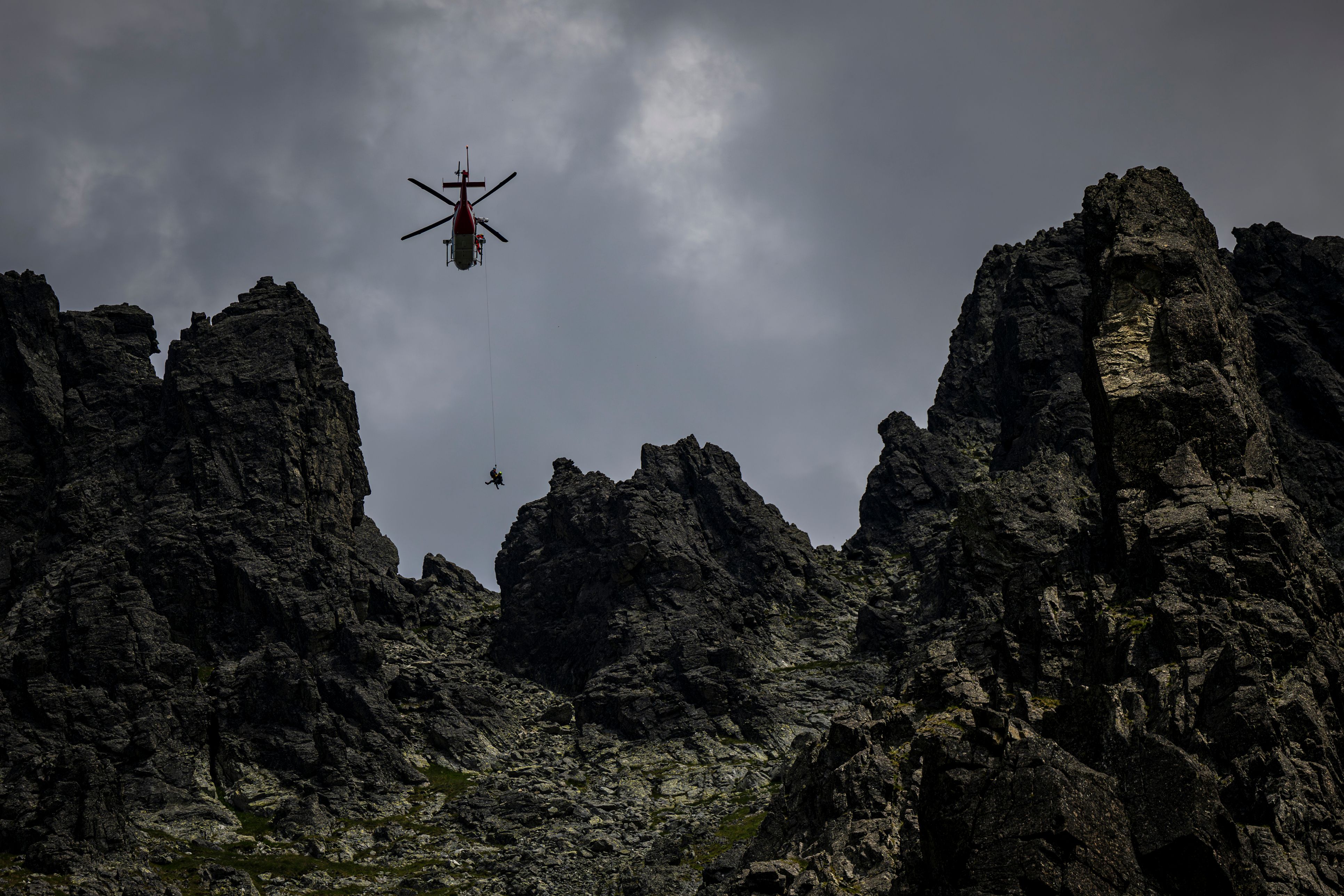 Hubschrauber bargen die Begleiter und den Leichnam. (Symbolbild)