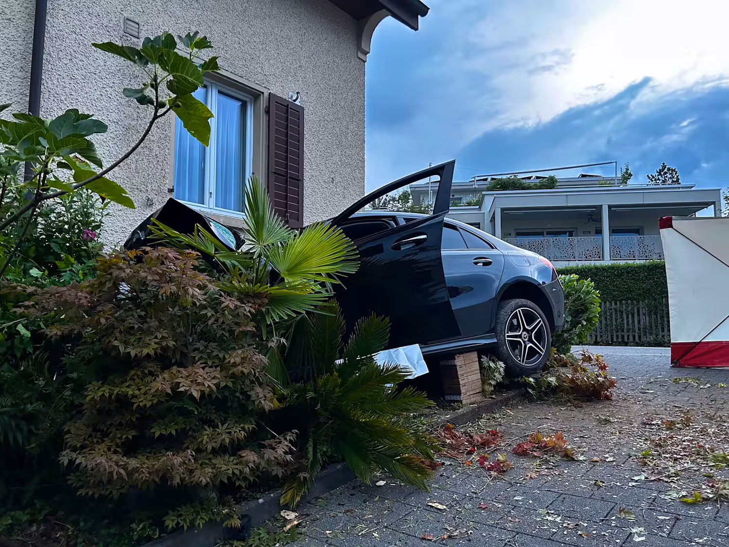 Aufgrund des Schadensbildes steht eine stark übersetzte Geschwindigkeit im Vordergrund der eingeleiteten Ermittlungen.
