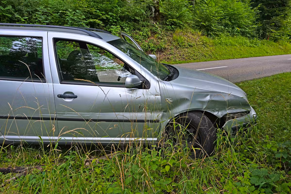 Am Donnerstag wurde im Wald bei Wunderklingen (CH) dieses verunfallte Auto entdeckt.