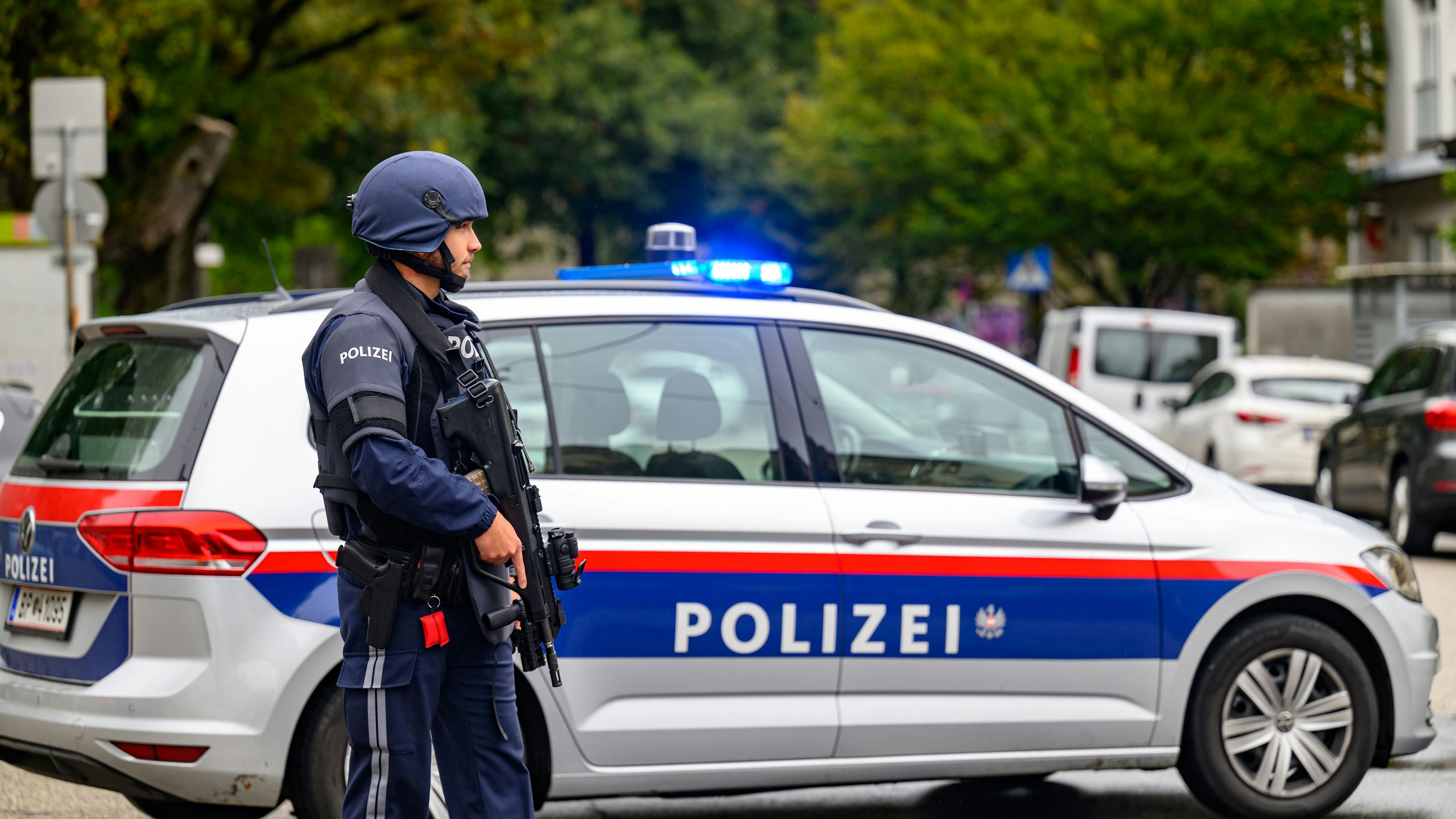 Heute.at - Nachbar mit Machete bedroht – Sondereinheit rückt an