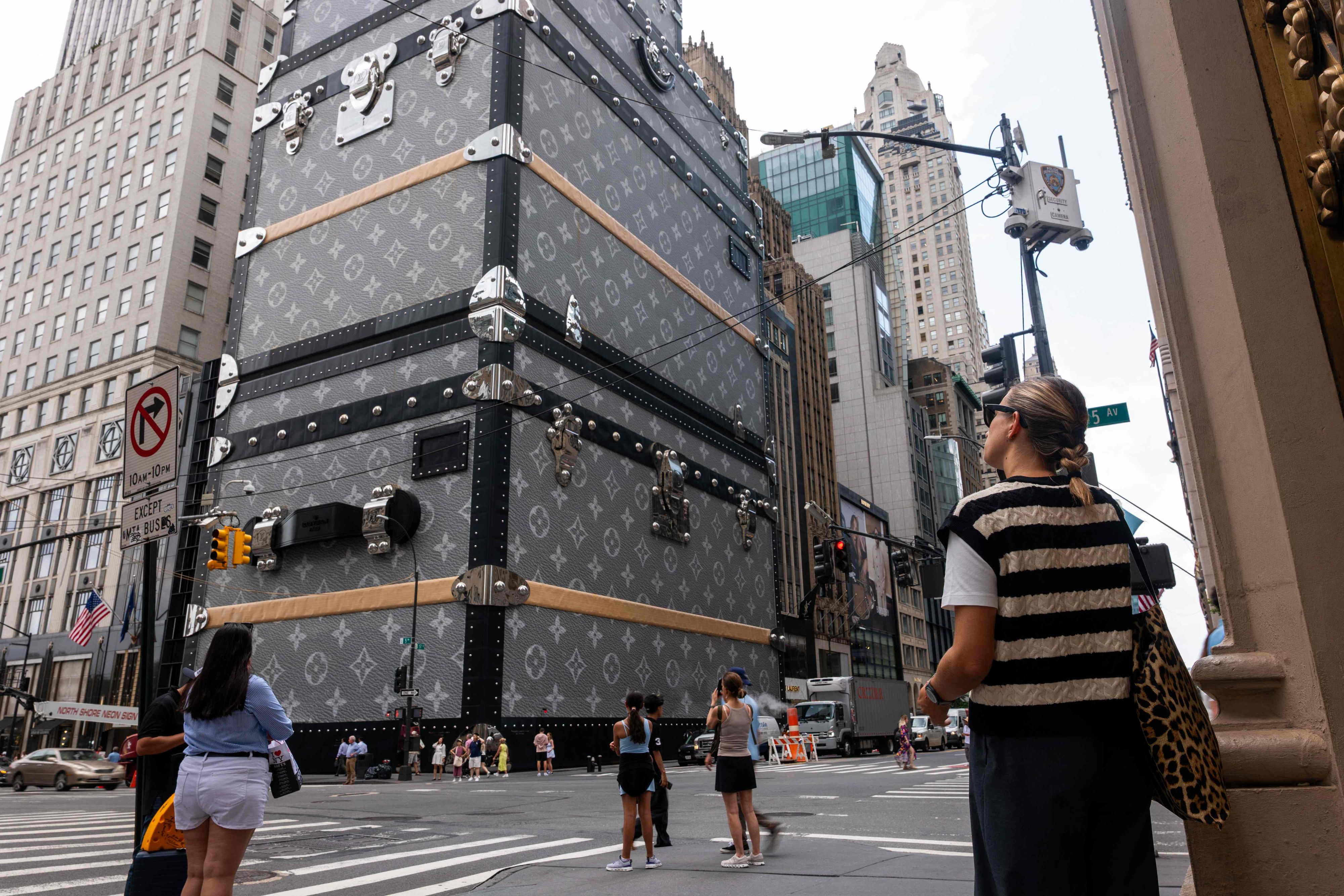 Aktuell wird die Vuitton-Maison in New York aufwändig renoviert und umgestaltet. Die Bauarbeiten verschwanden dafür hinter einem überdimensionalem Vuitton-Kofferstapel