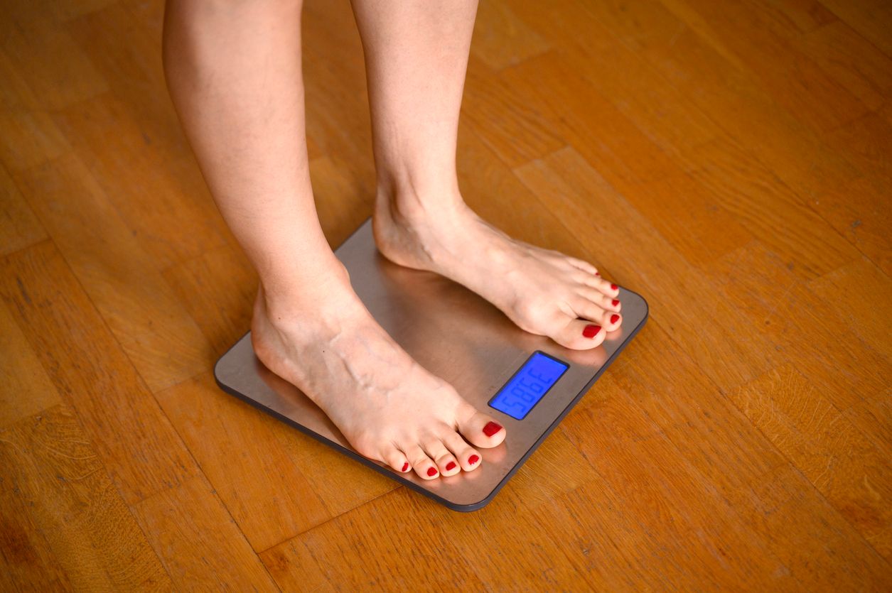 Als die Frau die abgespeicherten Messungen überprüfte, stolperte sie über eine mit 54 Kilo – doch weder sie noch ihr Mann wiegen 54 Kilo. Wer stand also auf der Waage?