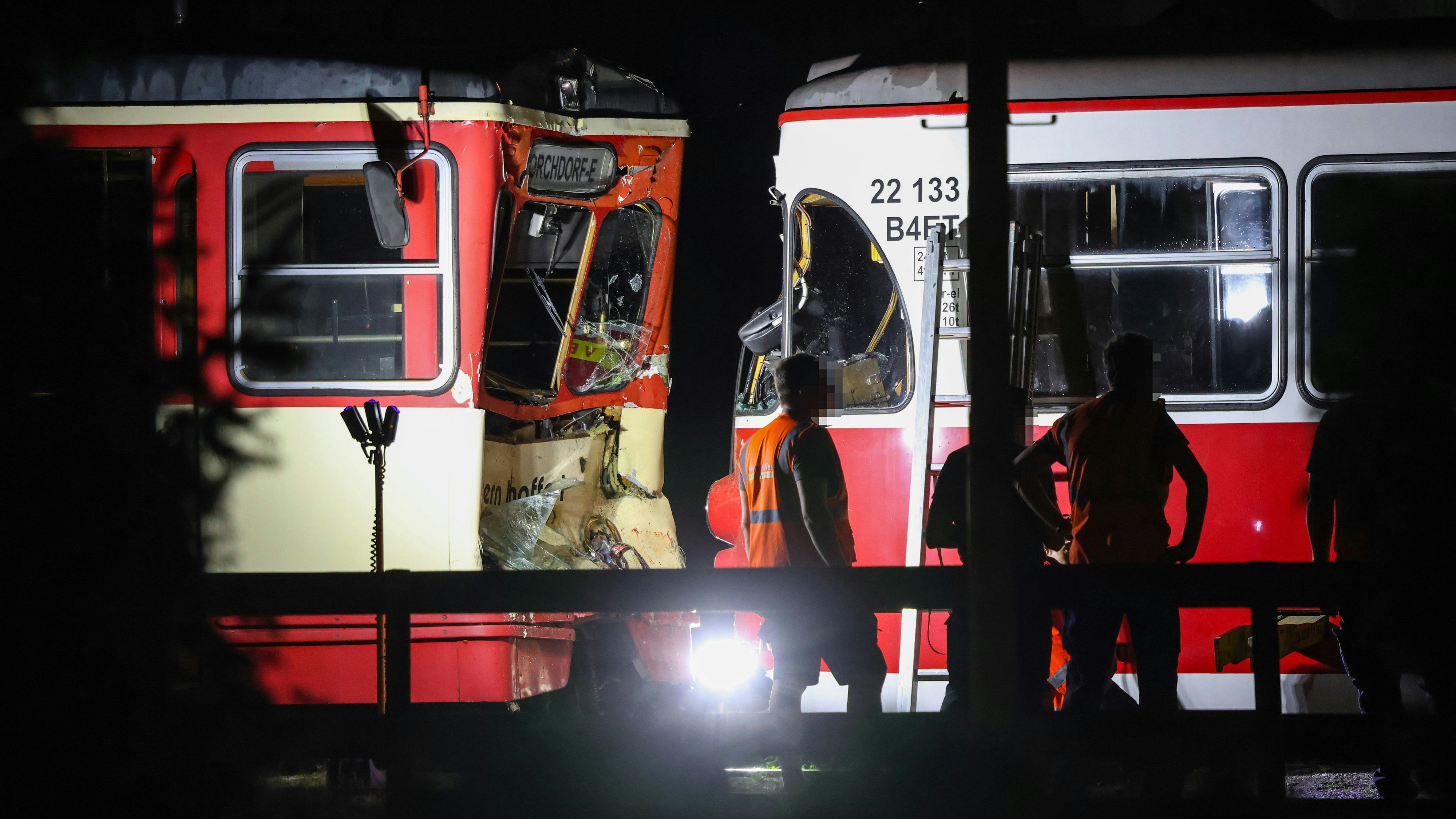 Heute.at - Schwerer Bahnunfall – zwei Züge krachen zusammen