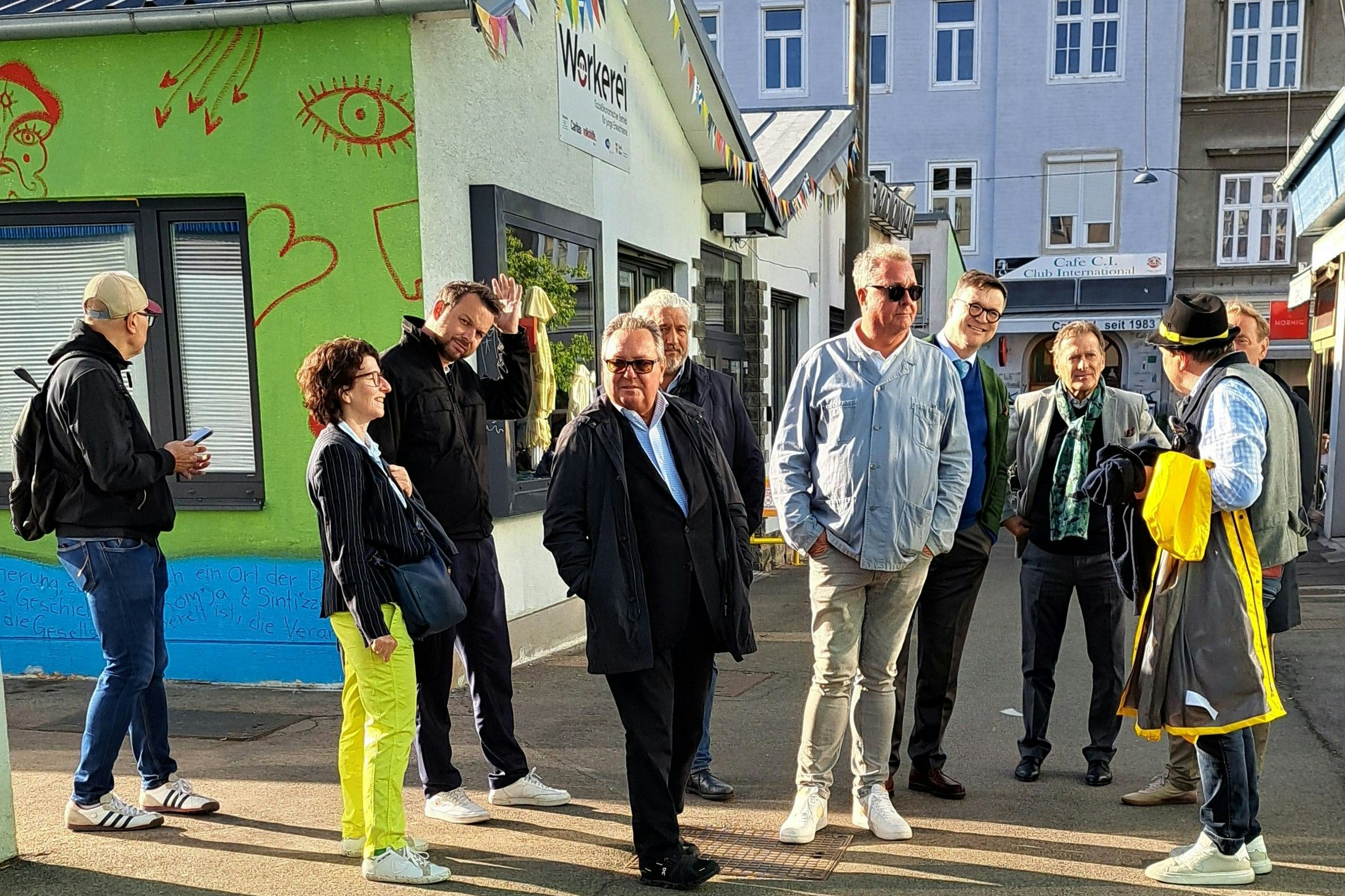 Und los geht's: Die Cuisinière in gelber Hose und Der Connaisseur mit Sonnenbrille auf ihrer "Tour de Staud" am Yppenplatz in Wien Ottakring
