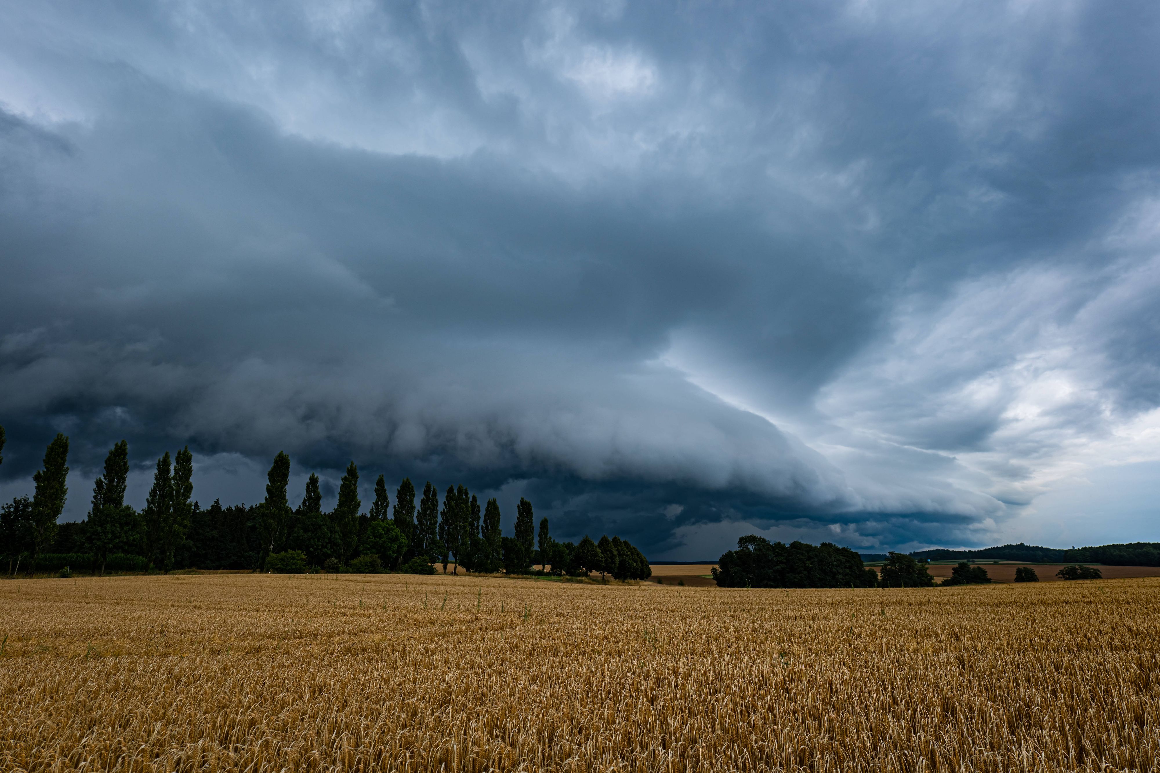 Eine Gewitter-Walze rollt am Freitag über Teile Österreichs.