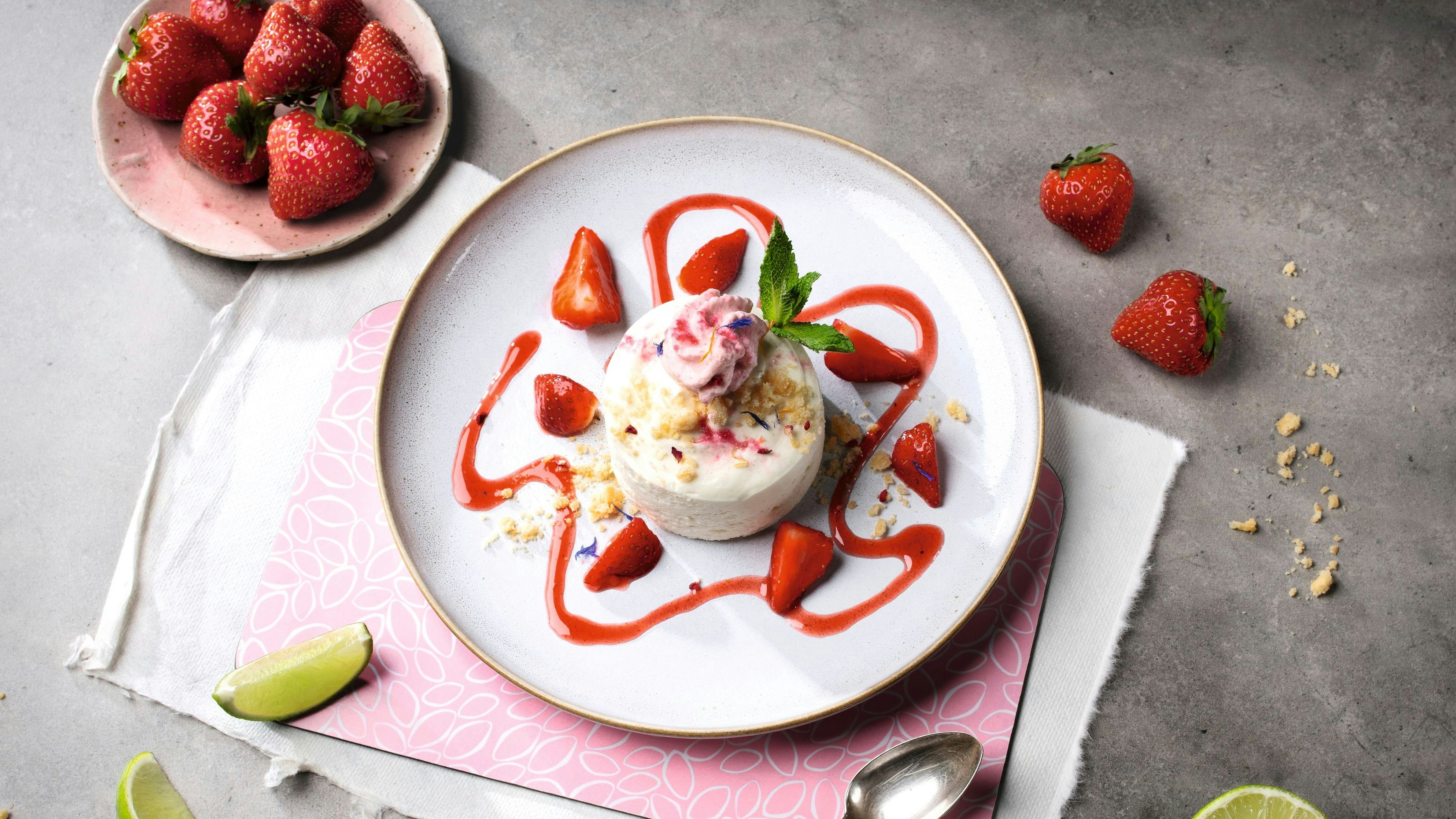 Topfen-Vanillecreme mit Erdbeer-Limettensalat und knusper Streusel.